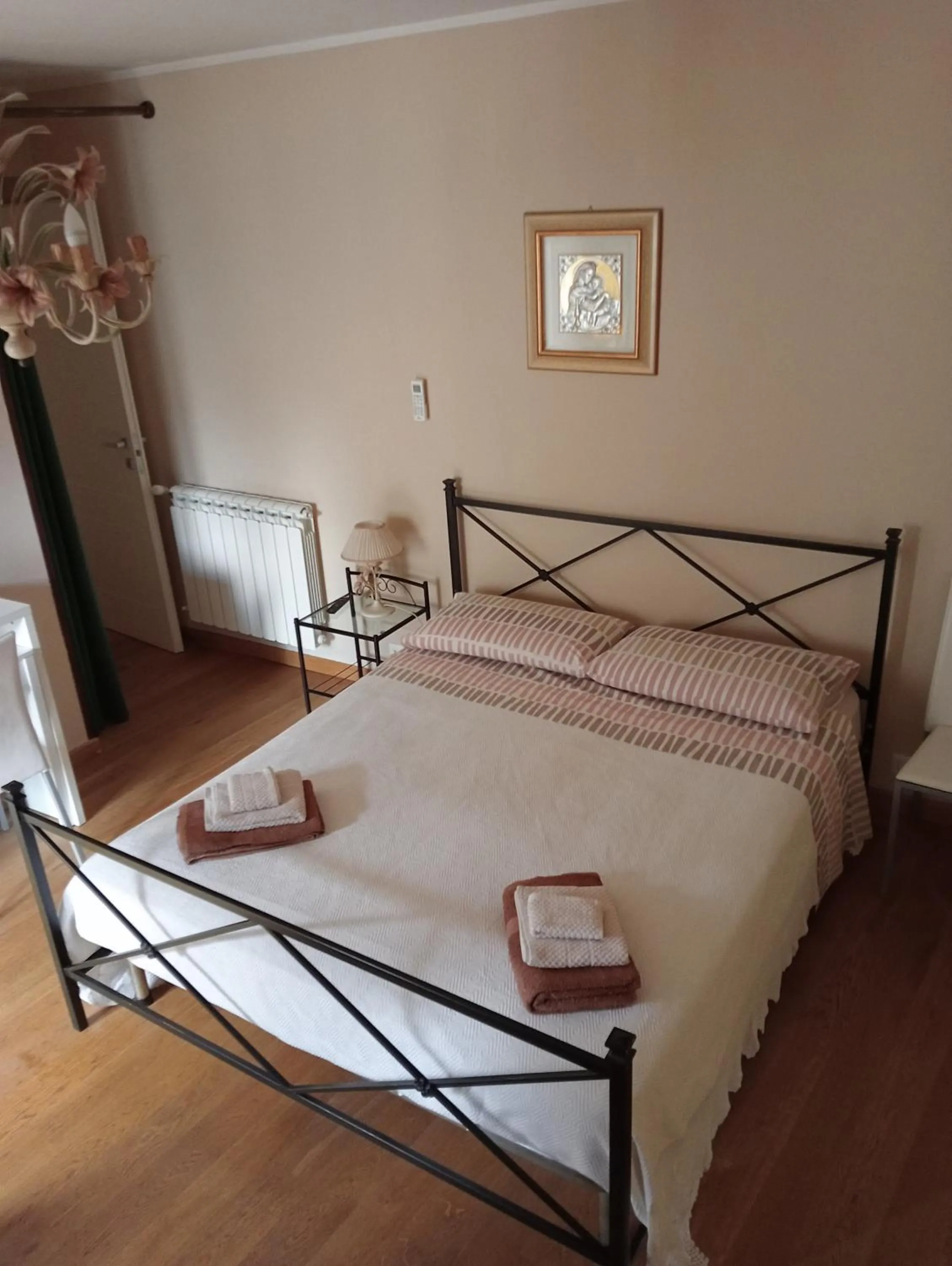 Bed in San Nicolò Holiday Home