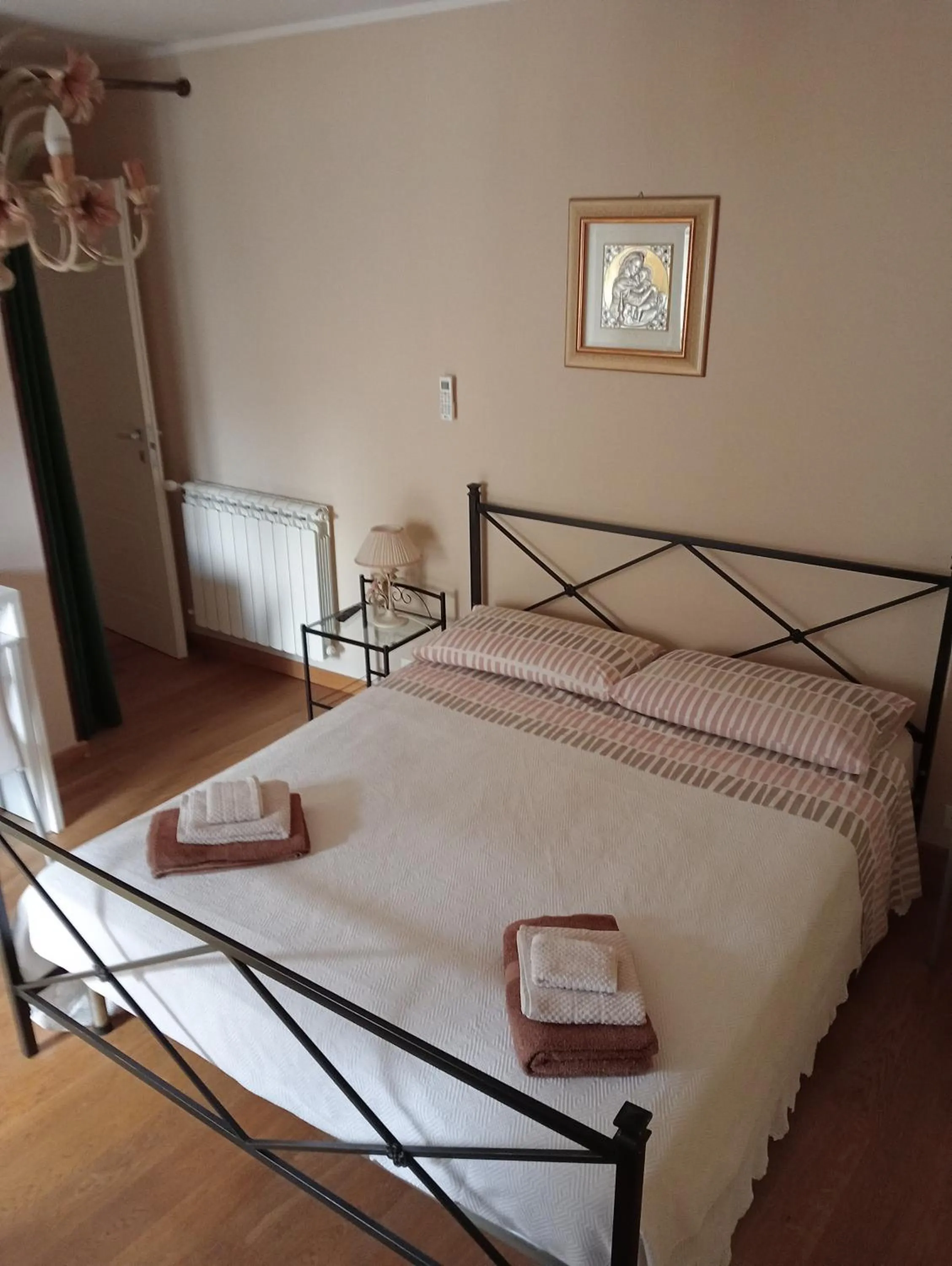 Bed in San Nicolò Holiday Home