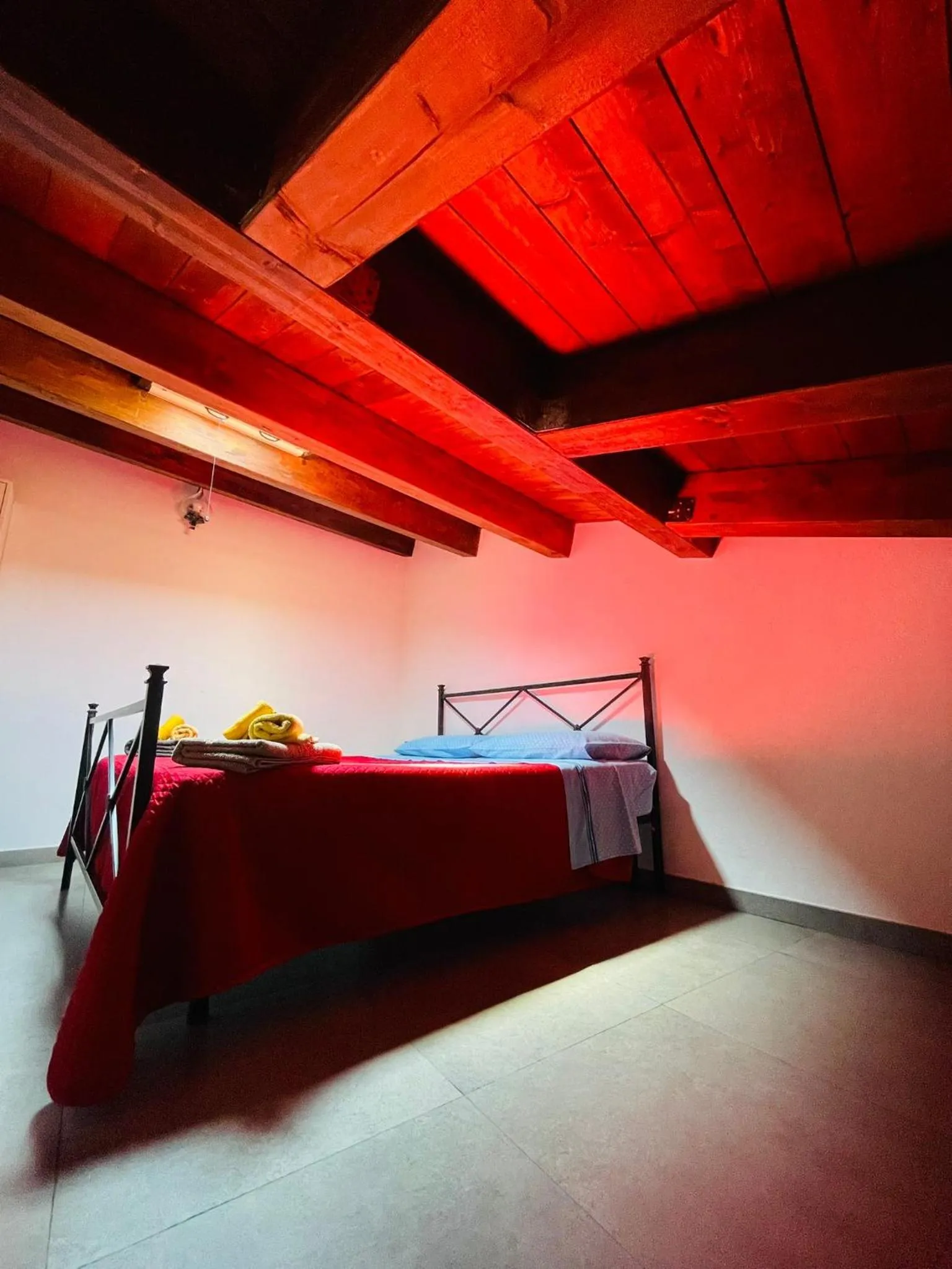 Bed in San Nicolò Holiday Home