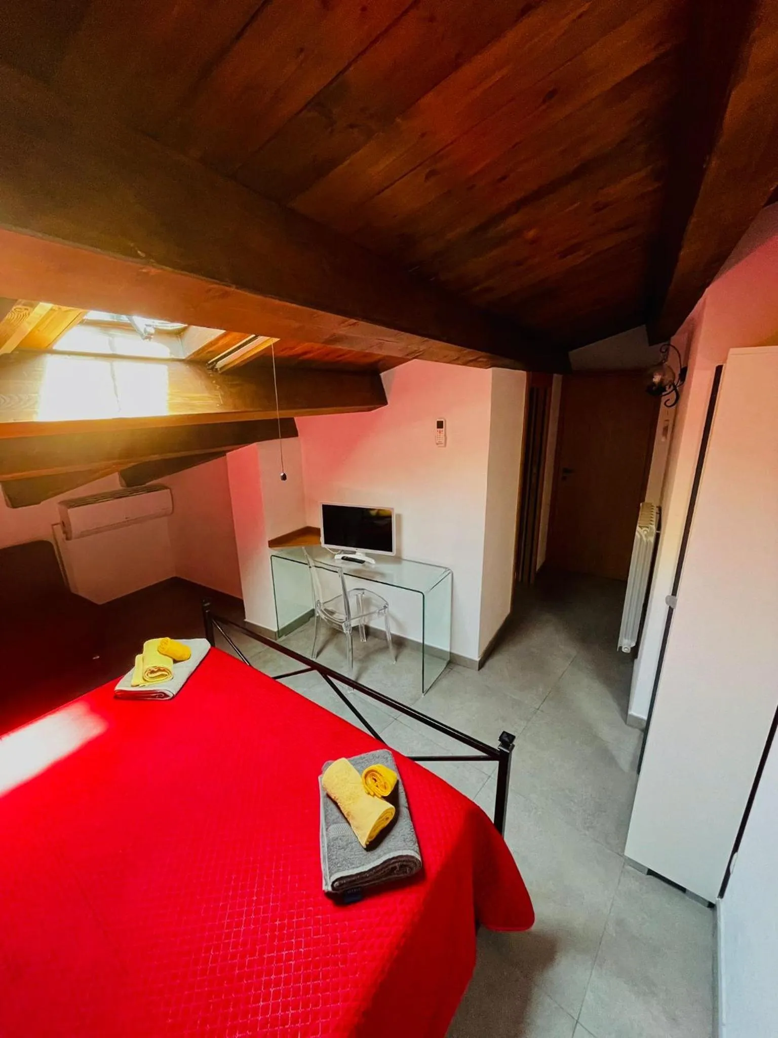 Bed in San Nicolò Holiday Home