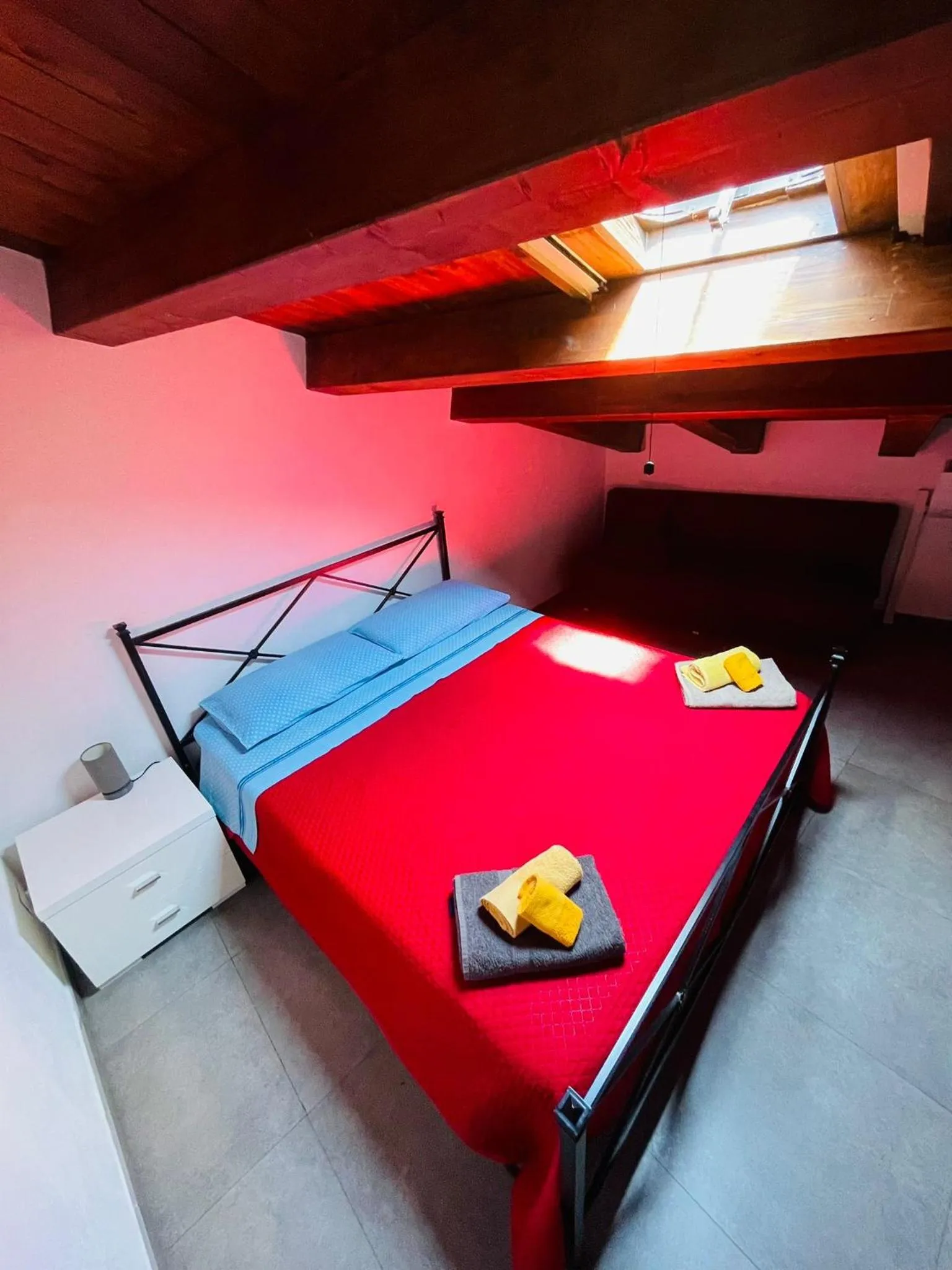 Bed in San Nicolò Holiday Home