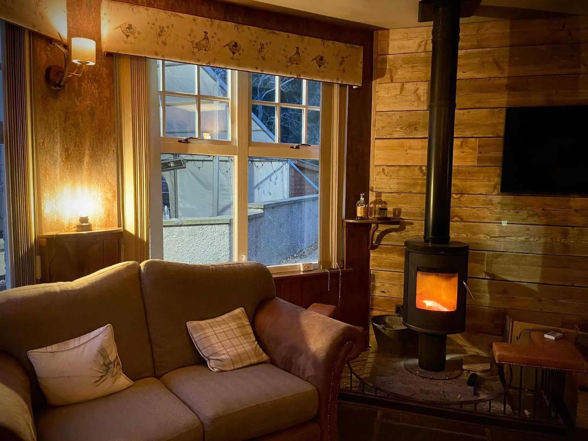 Communal lounge/ TV room in Glen Clova Hotel & Luxury Lodges