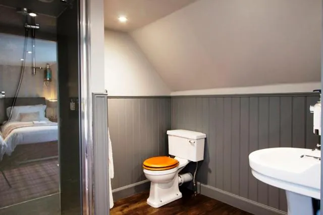 Shower, Bed in Glen Clova Hotel & Luxury Lodges