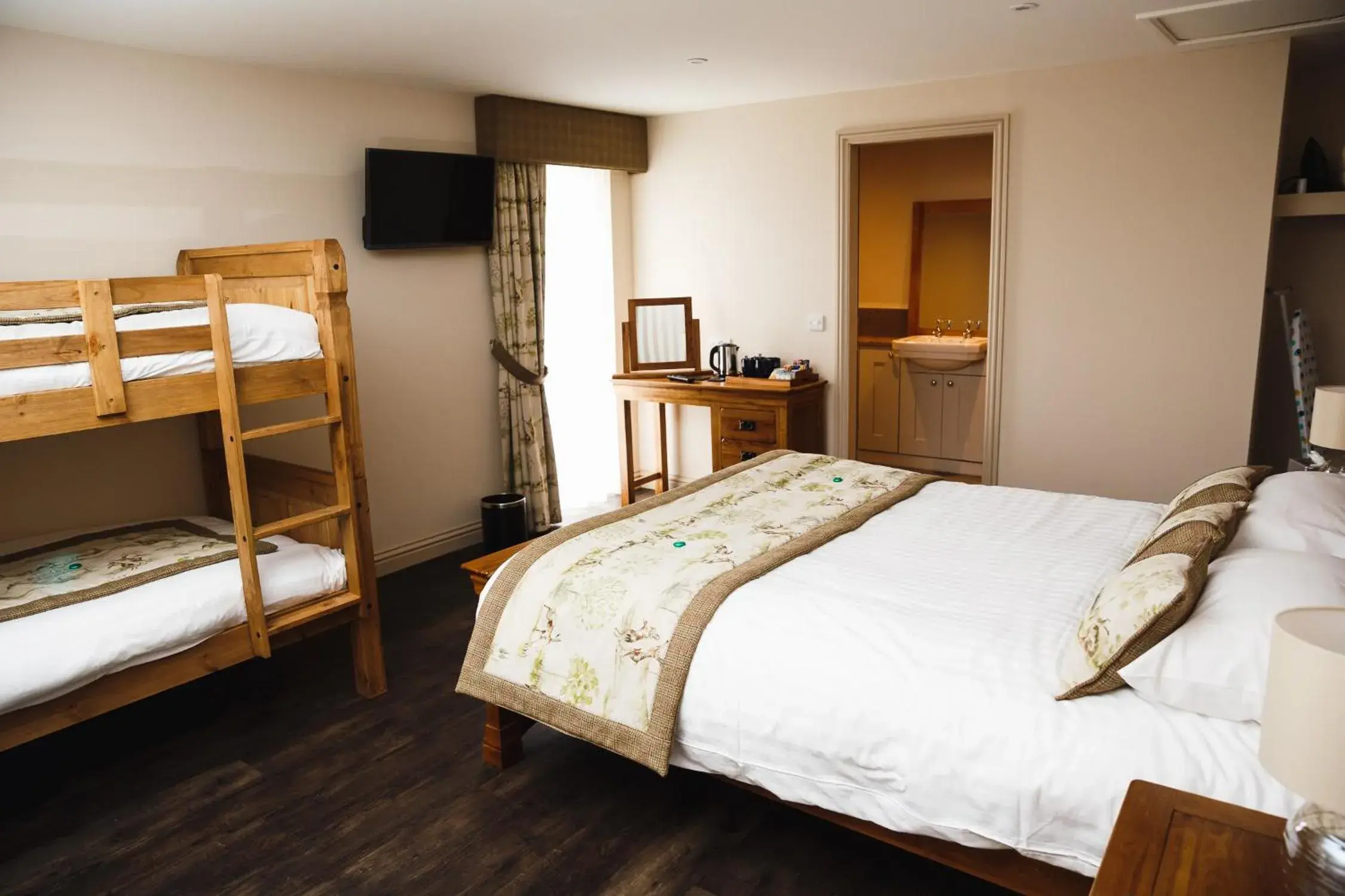 Classic Quadruple Room in Glen Clova Hotel & Luxury Lodges Classic Quadruple Room in Glen Clova Hotel & Luxury Lodges