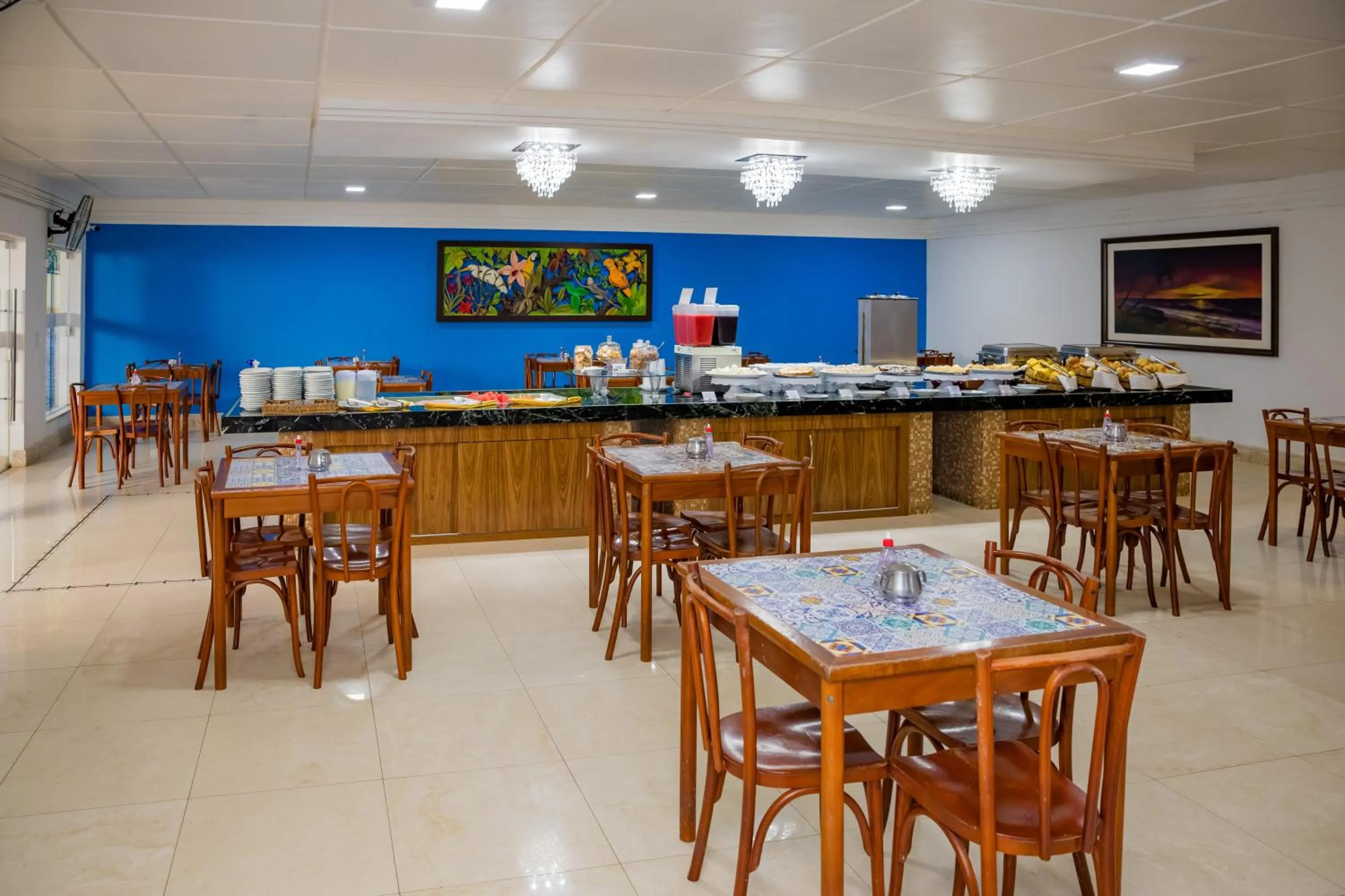 Restaurant/places to eat in Casa Blanca Park Hotel