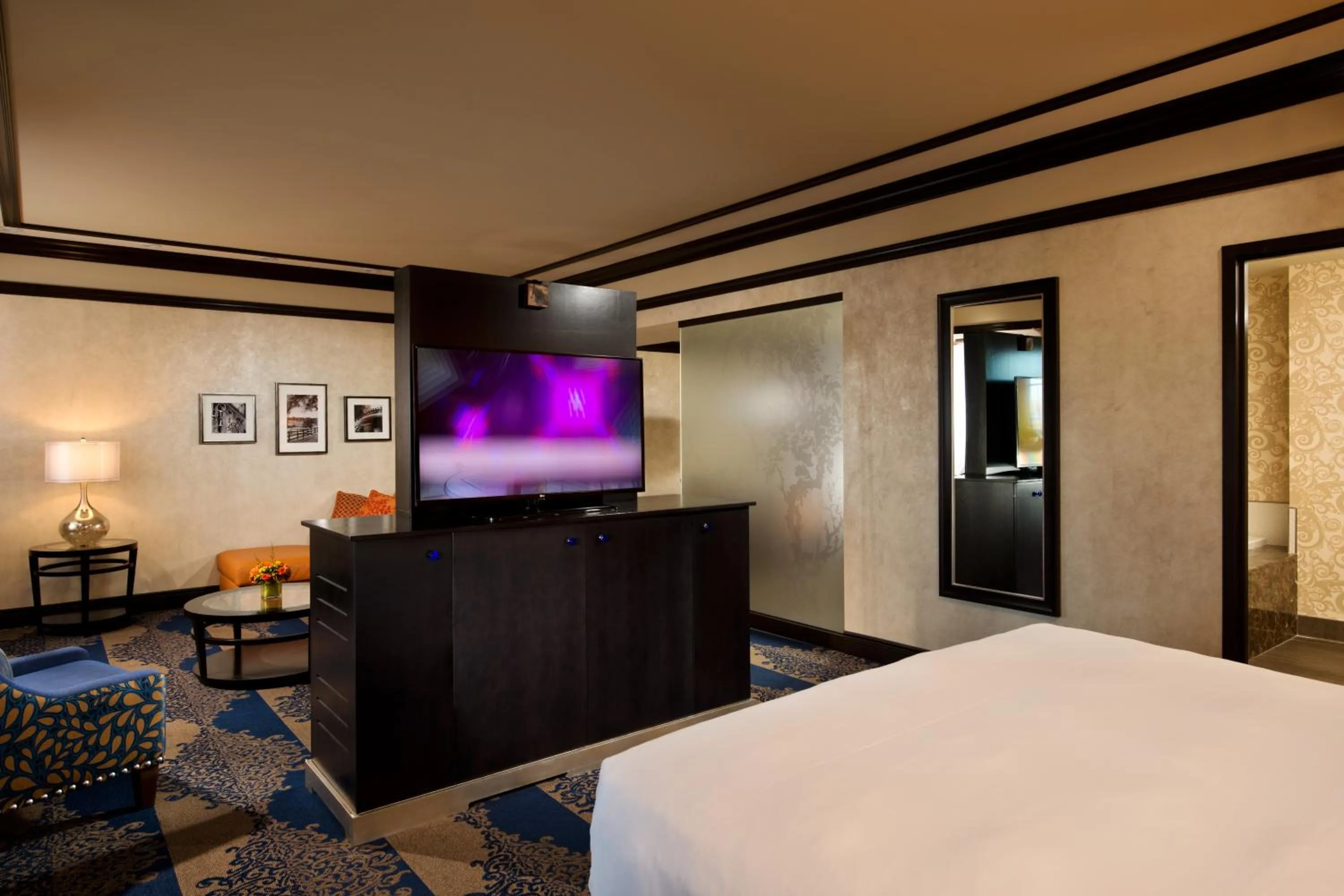 Living room, Bed in Saratoga Casino Hotel