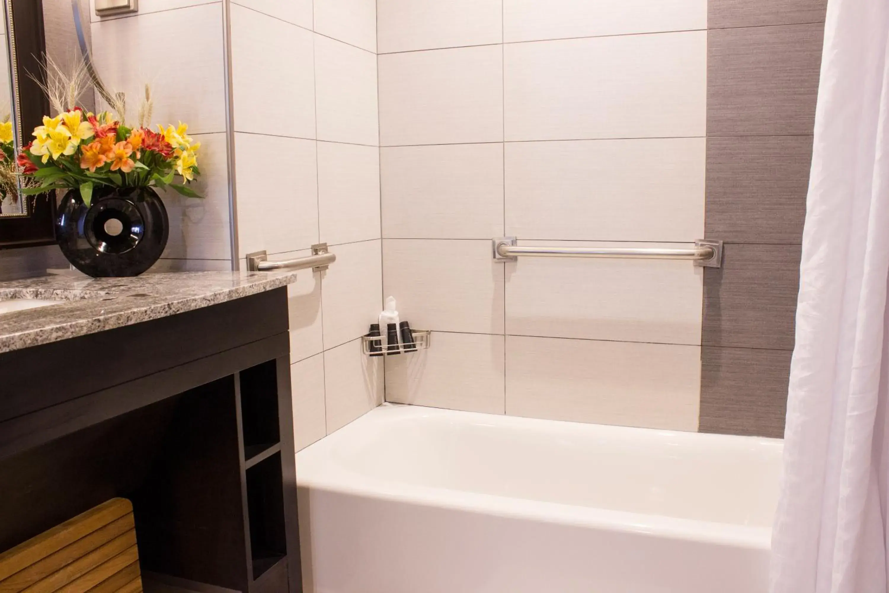 Standard Double Queen Room - Hearing Impaired Accessible with Tub in Saratoga Casino Hotel Standard Double Queen Room - Hearing Impaired Accessible with Tub in Saratoga Casino Hotel