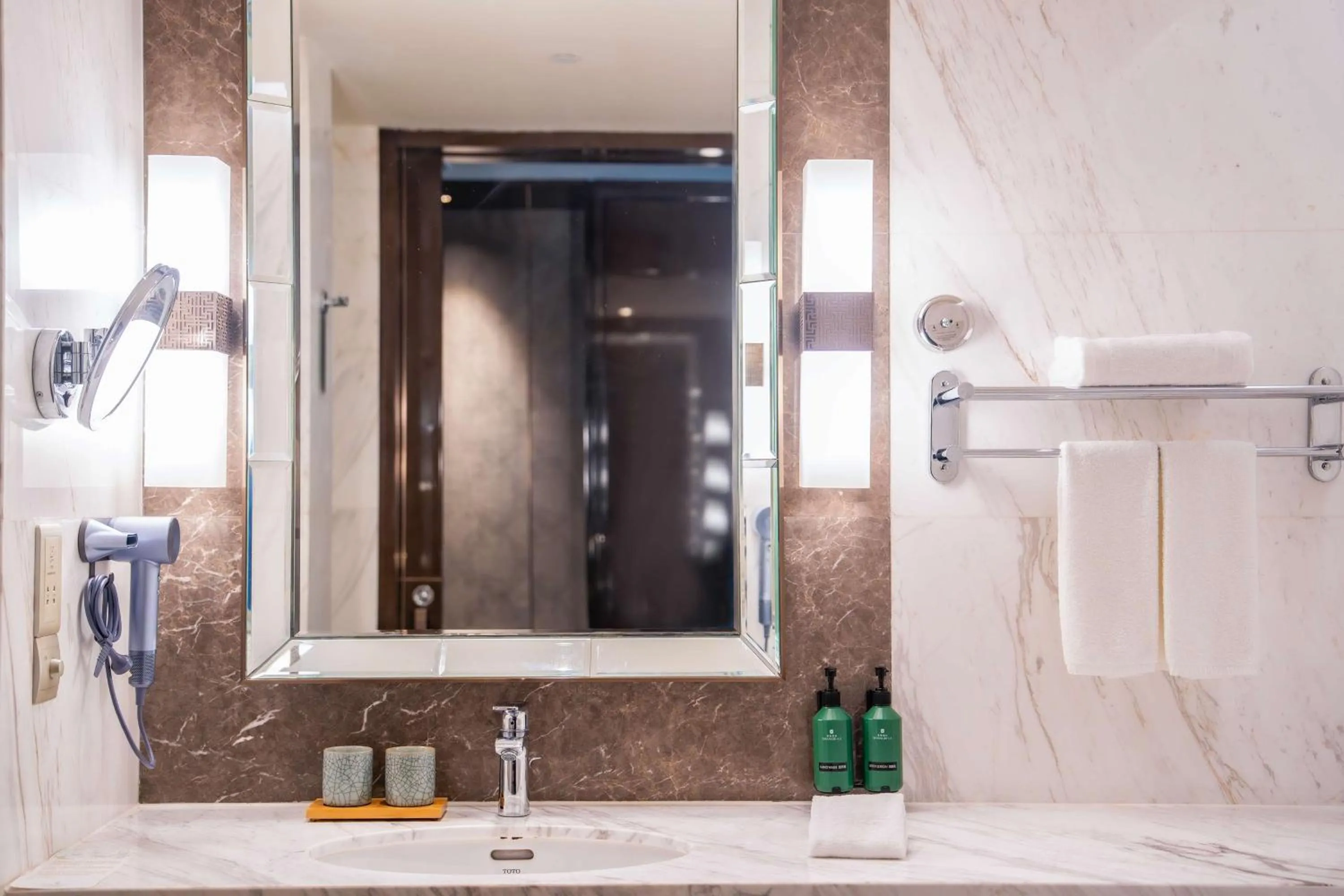 Bedroom in Midtown Shangri-La, Hangzhou