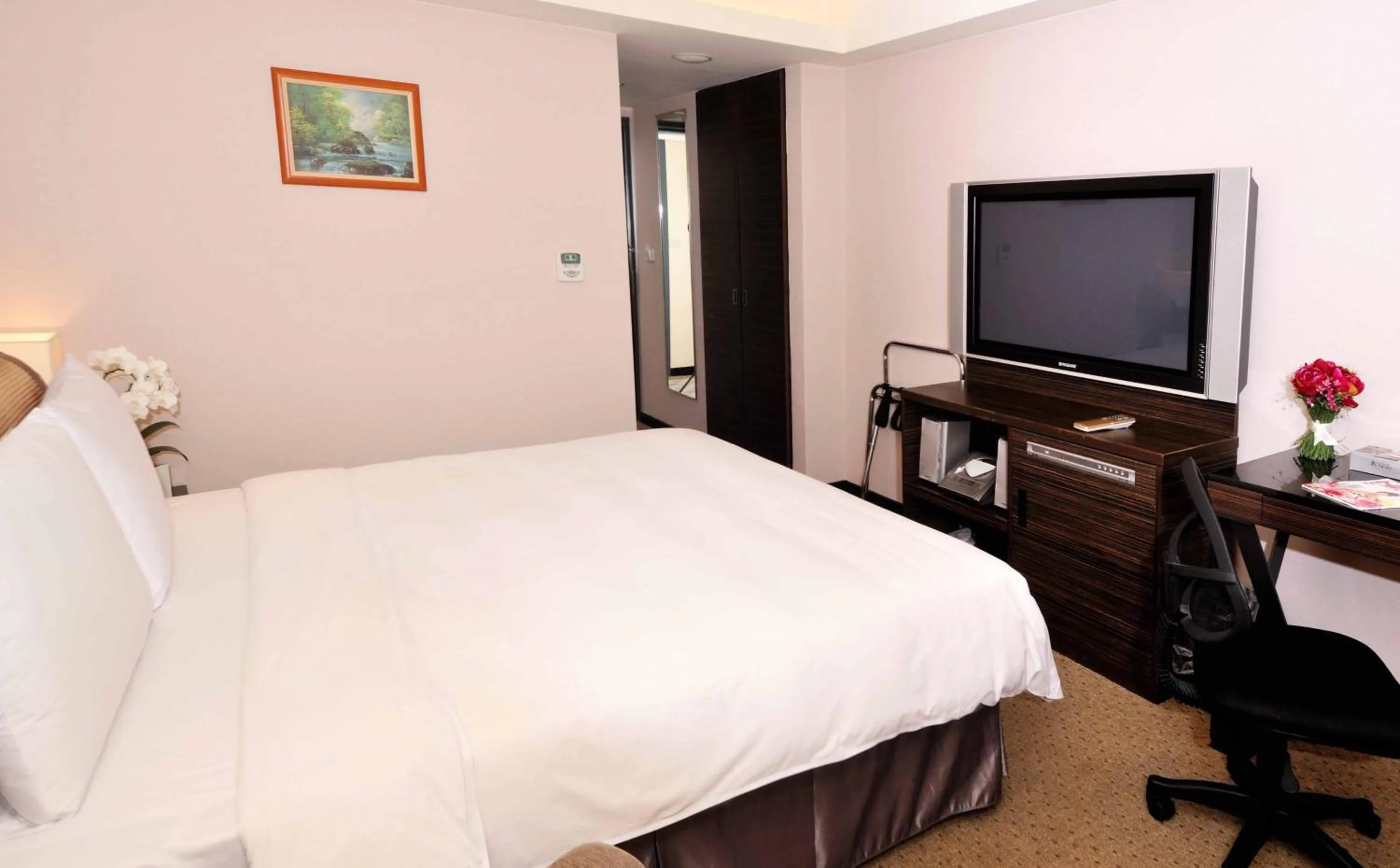 Photo of the whole room, Bed in K Hotel Taipei