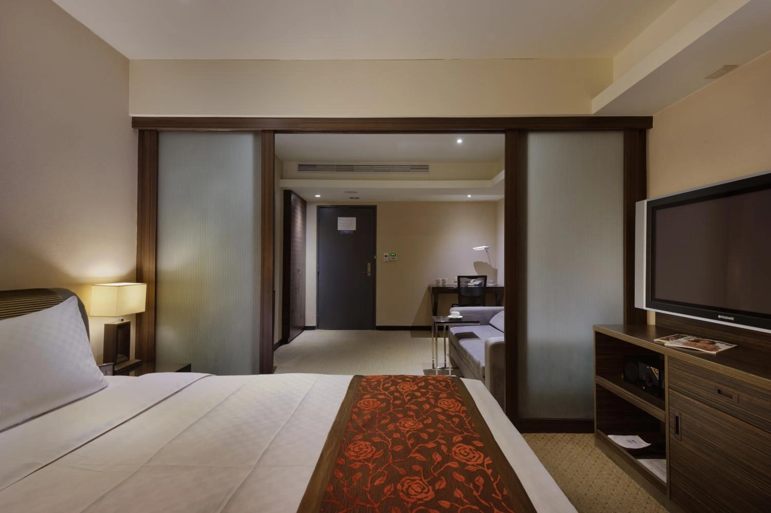 Communal lounge/ TV room, Bed in K Hotel Taipei