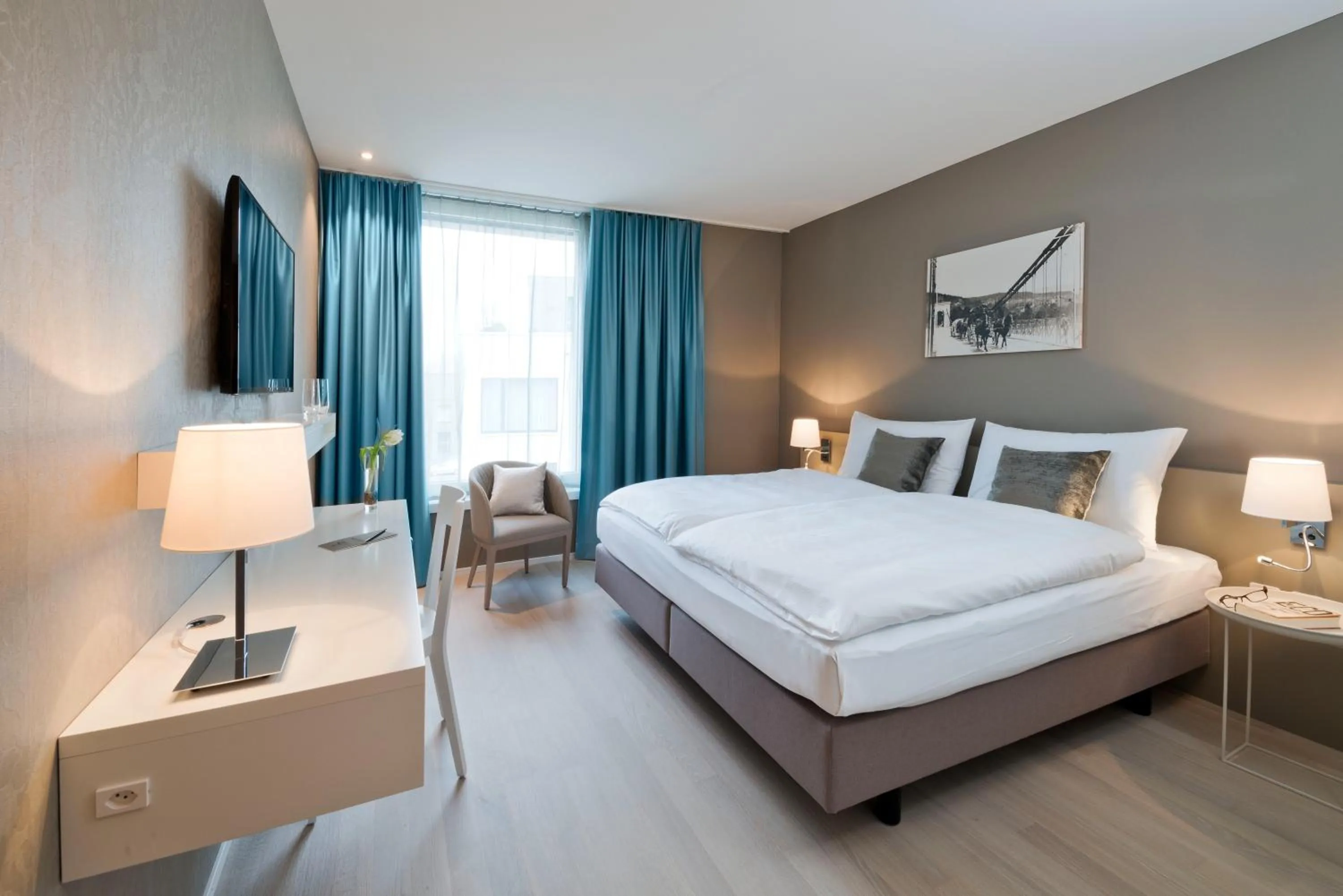 Photo of the whole room, Bed in Hotel Kettenbrücke