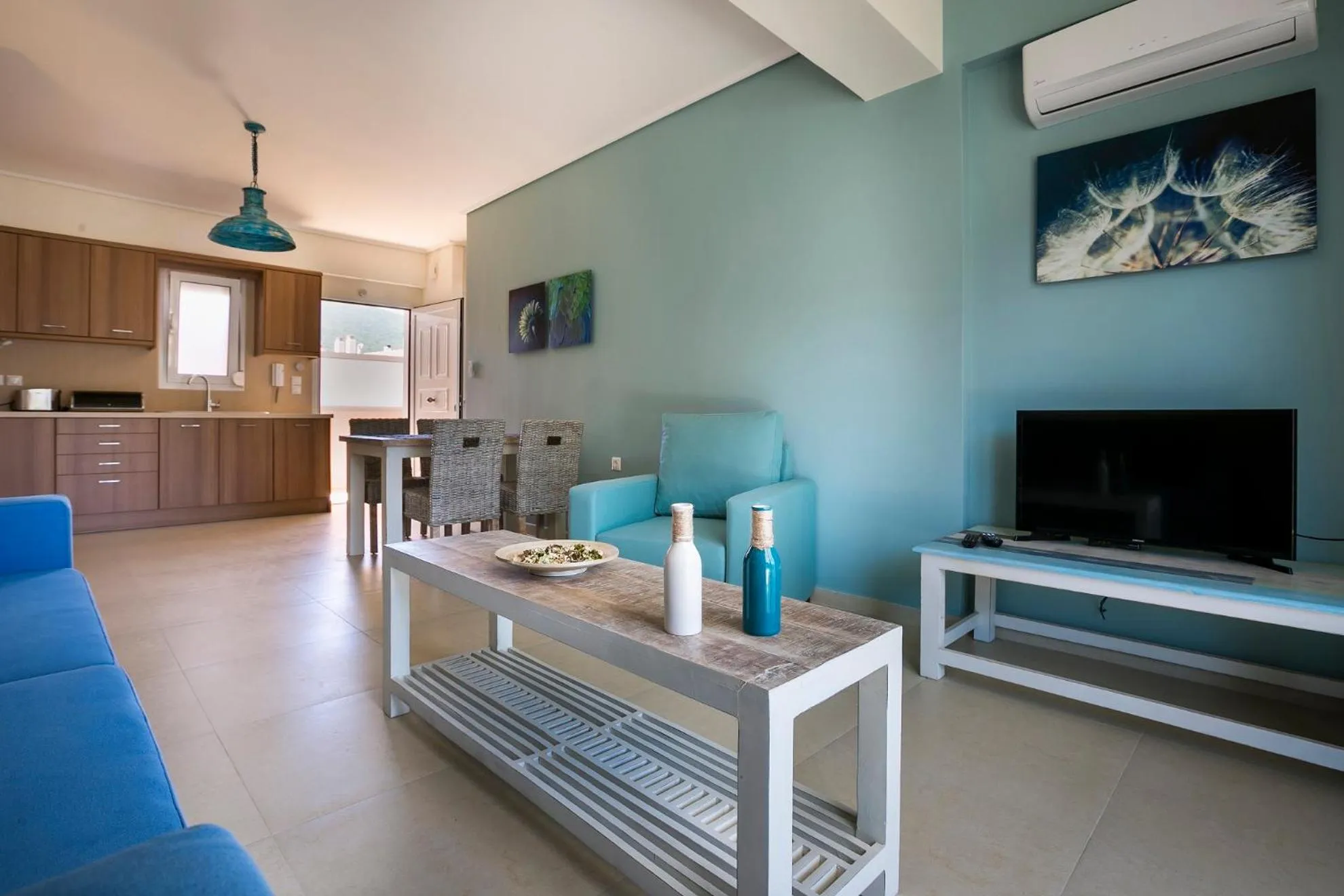 Communal lounge/ TV room in Meliti Waterfront Suites