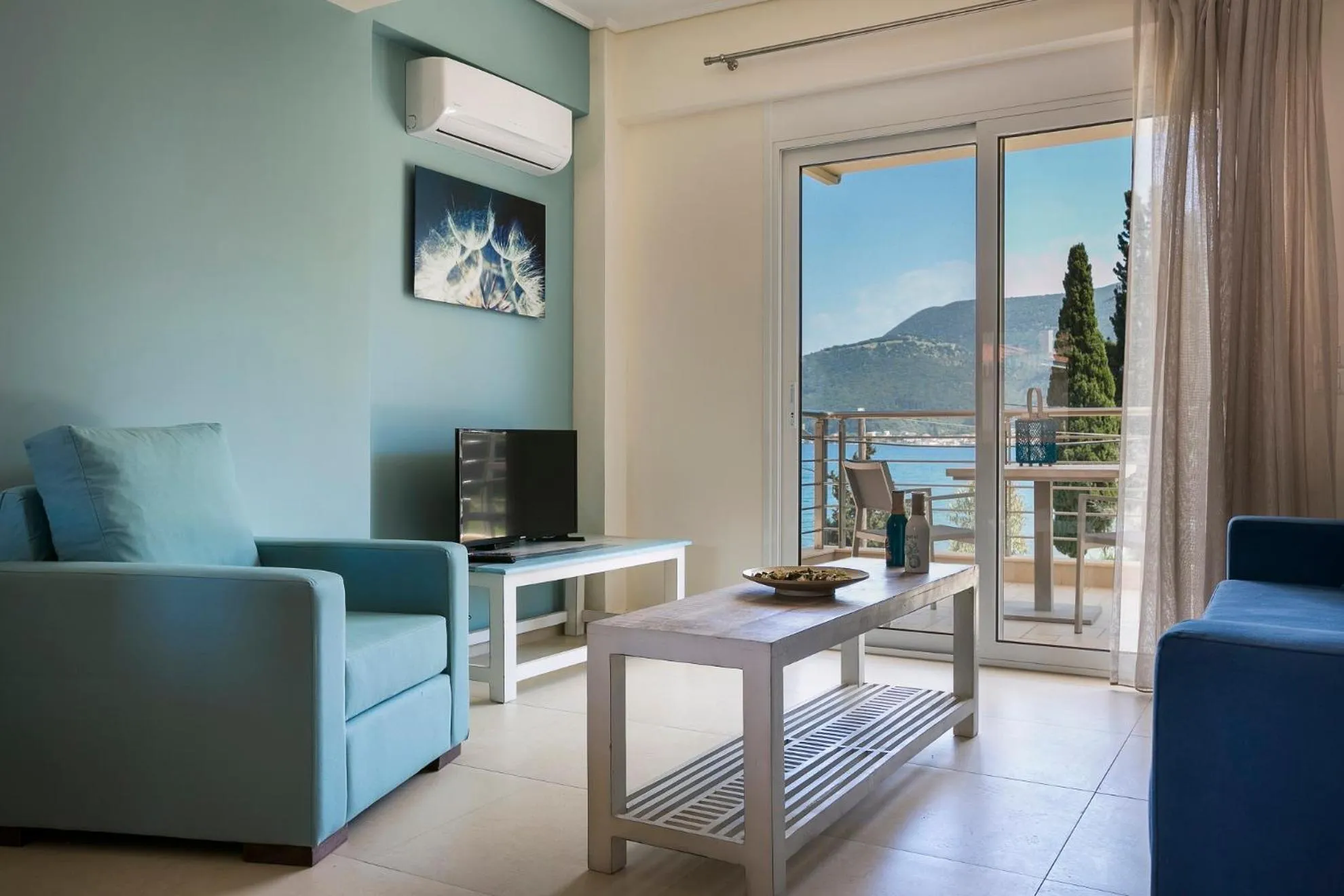 Communal lounge/ TV room in Meliti Waterfront Suites