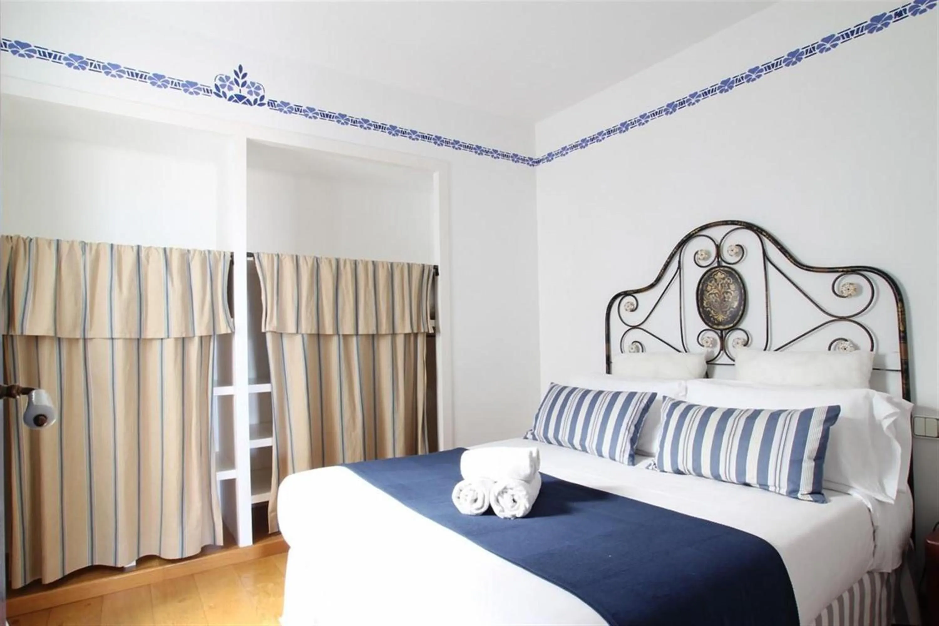 Bedroom, Bed in Hotel Highway Garden