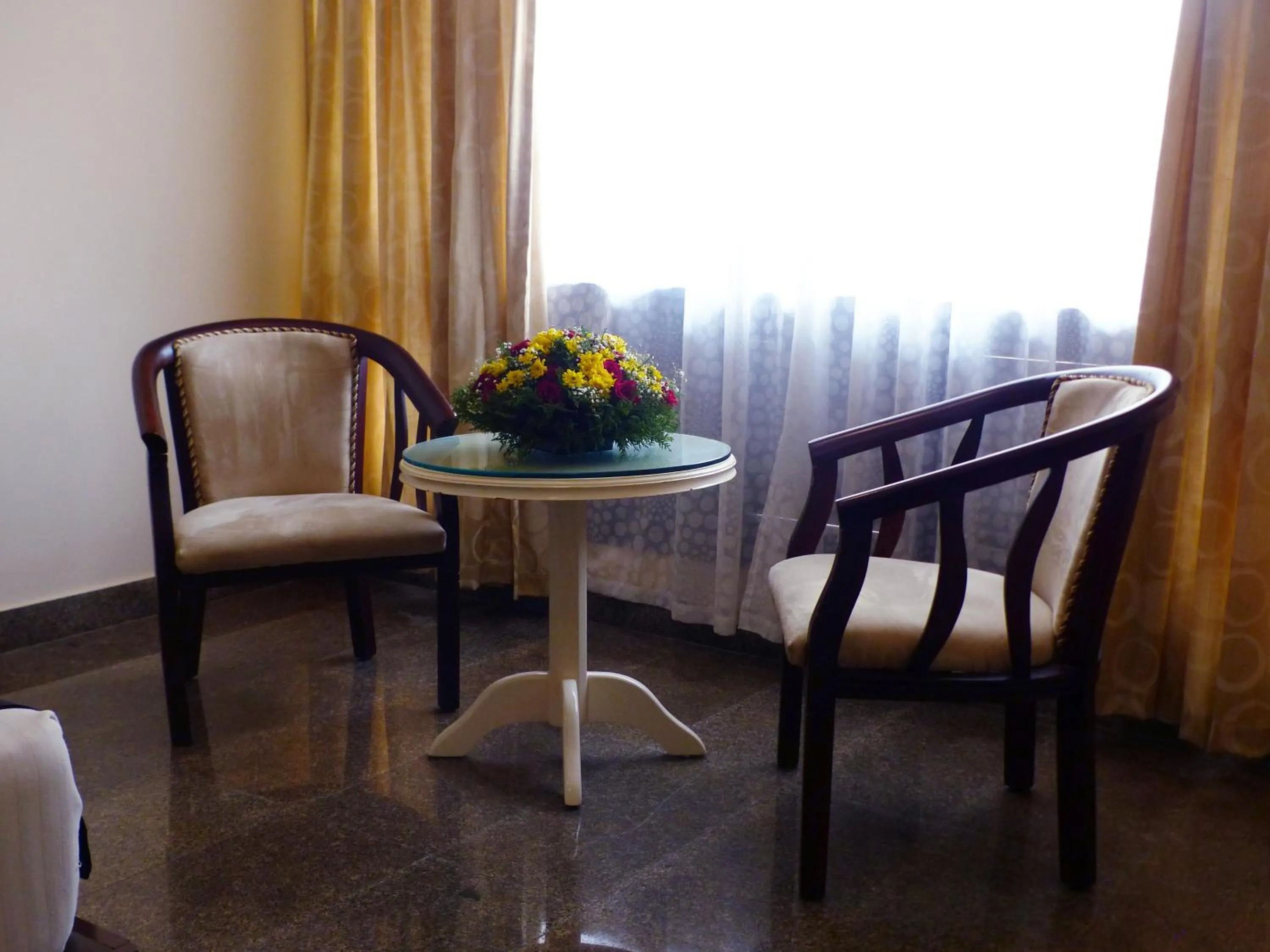 Seating area in Hotel Highway Garden