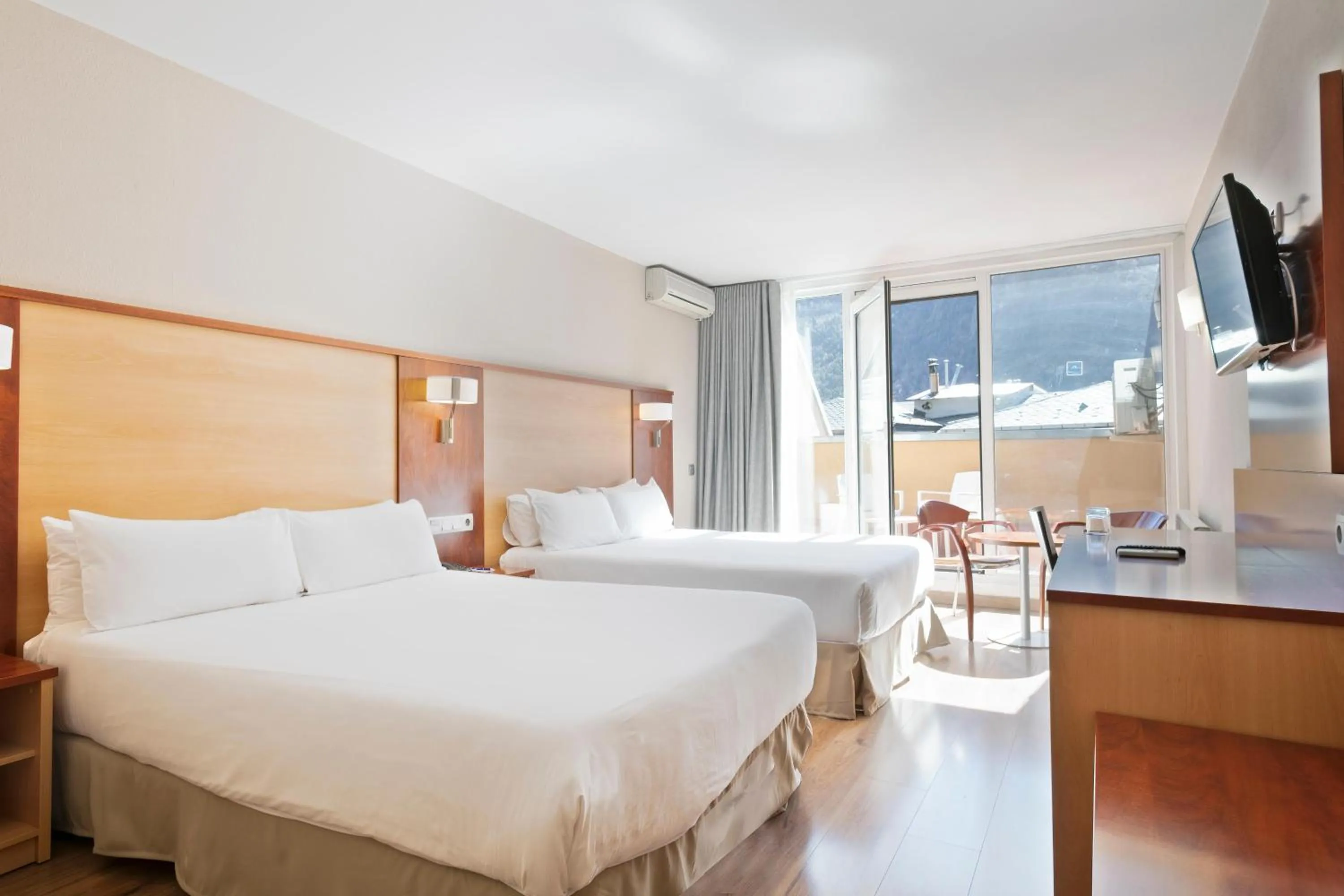 Photo of the whole room, Bed in Hotel Best Andorra Center