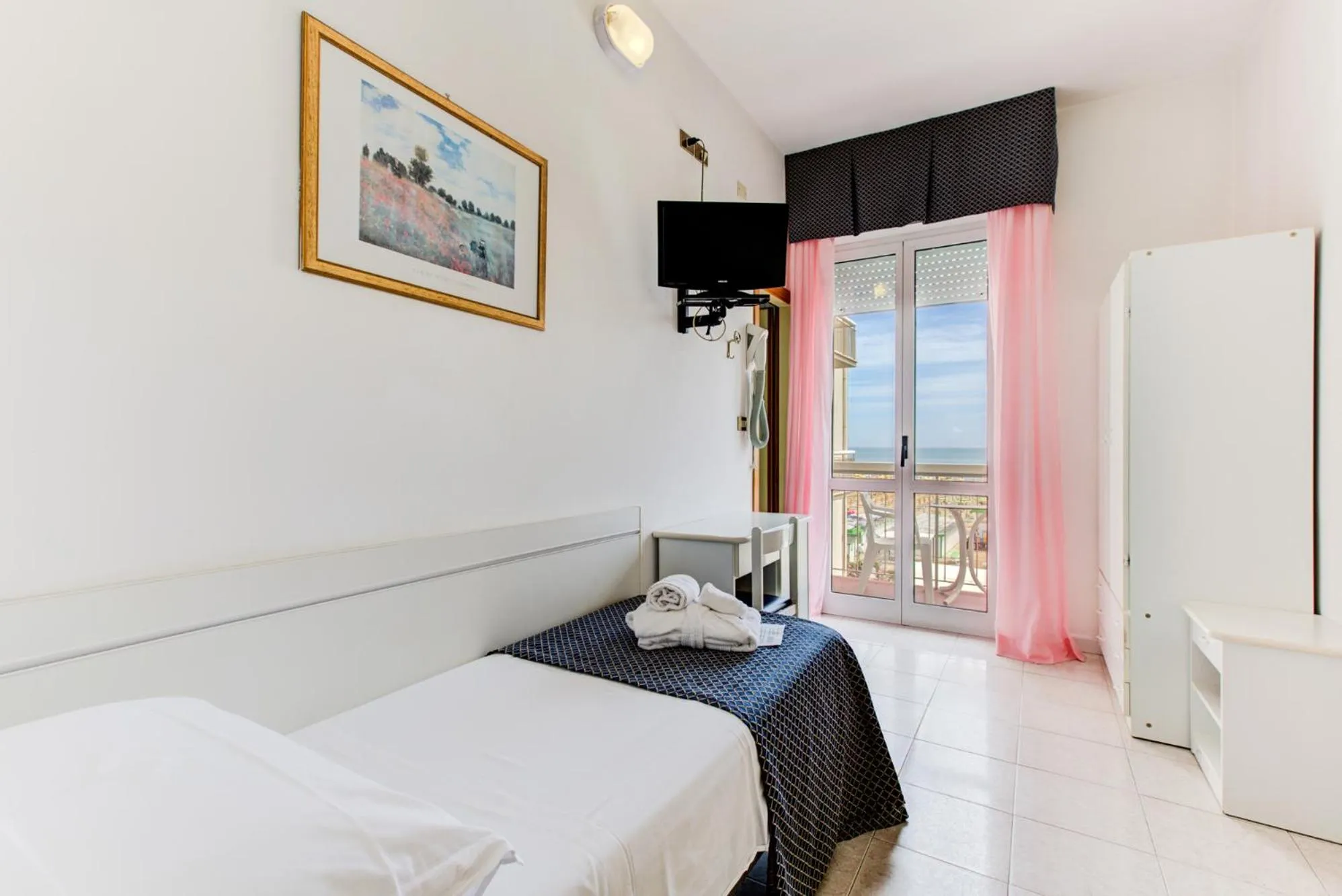 Balcony/Terrace, Bed in Hotel Vela d'Oro