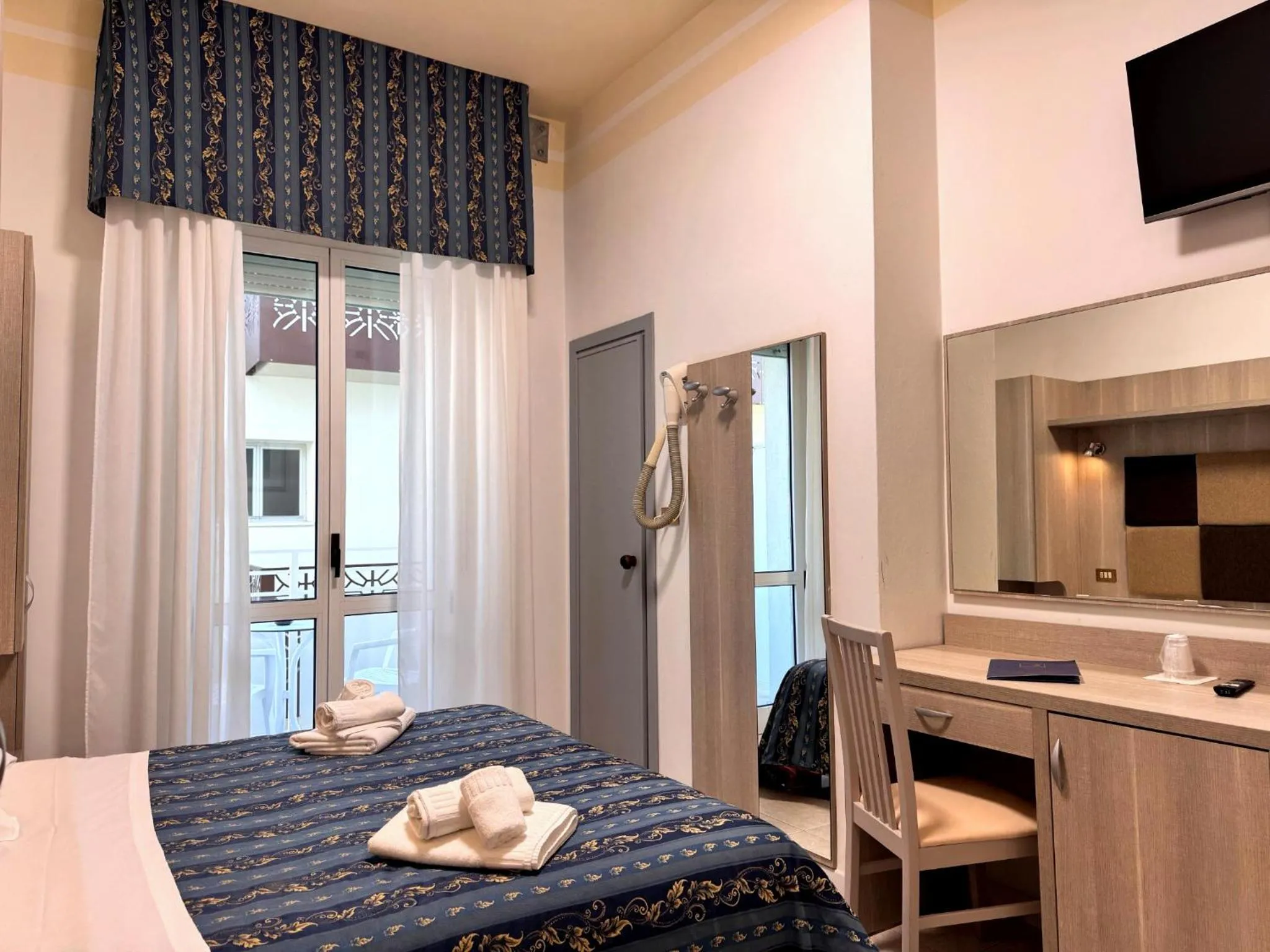 Bedroom, Bed in Hotel Vela d'Oro