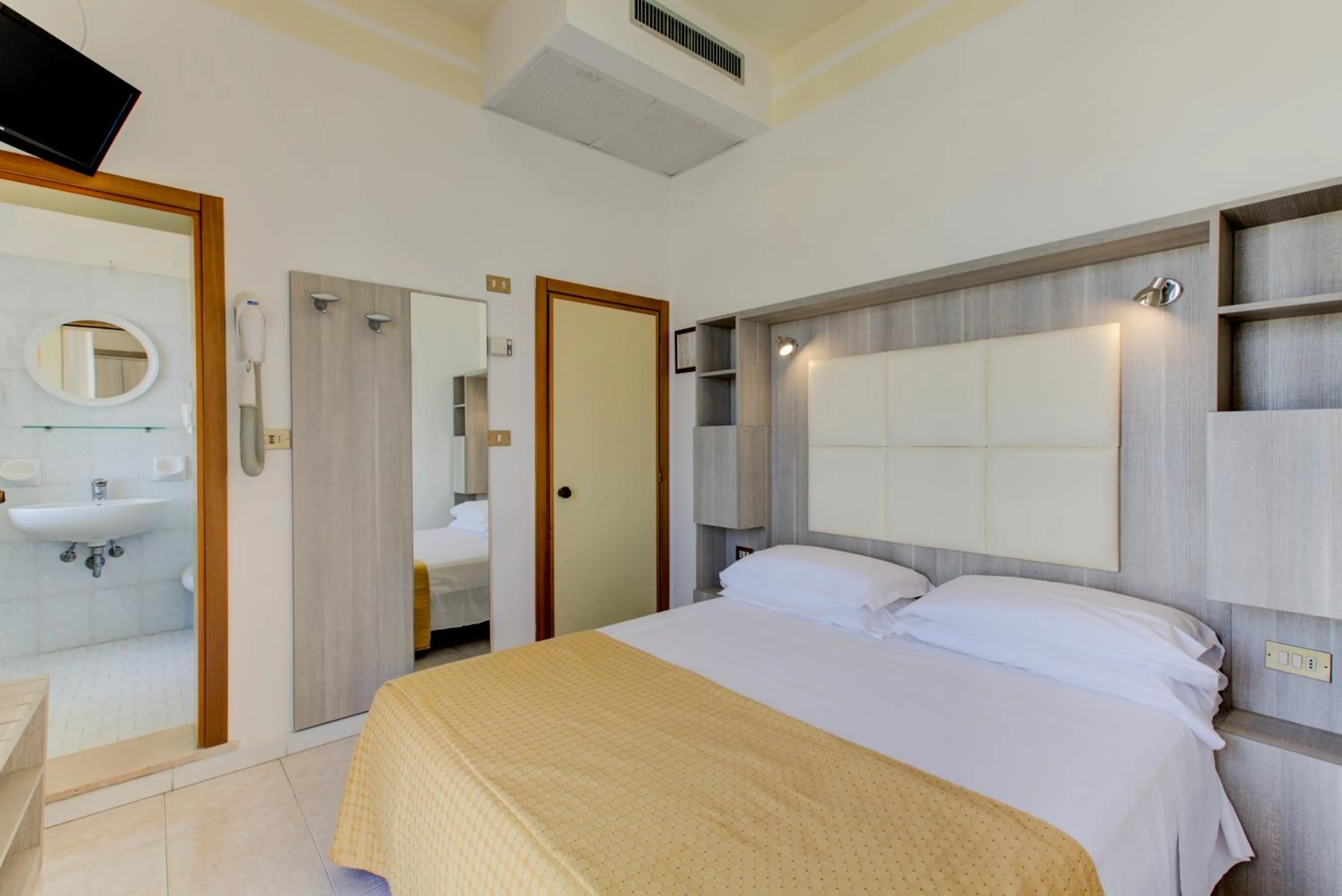 Photo of the whole room, Bed in Hotel Vela d'Oro