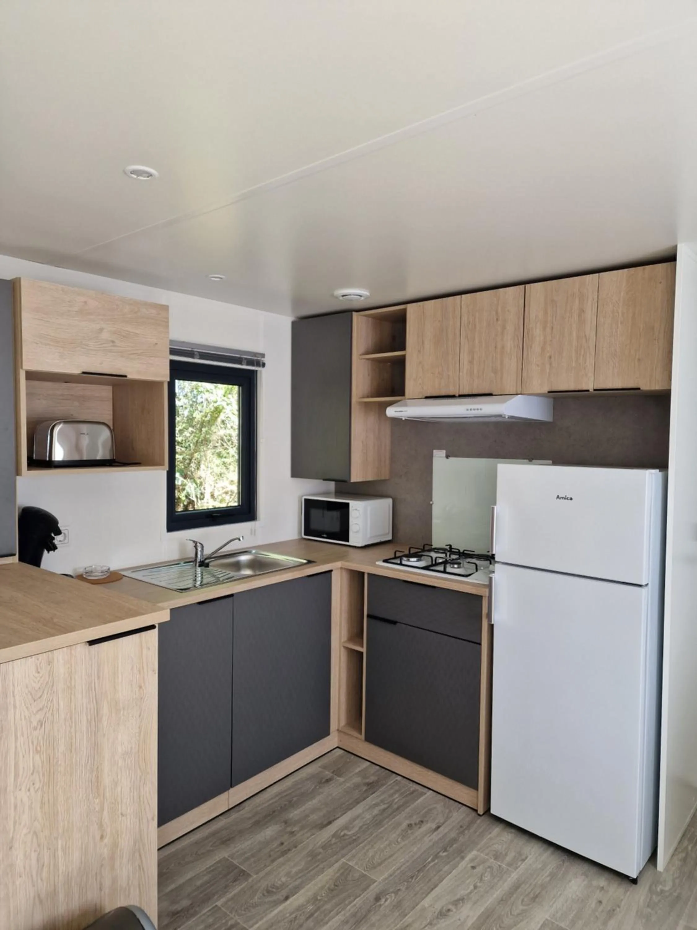 Kitchen or kitchenette in Camping Les P'tites Maisons dans la Prairie