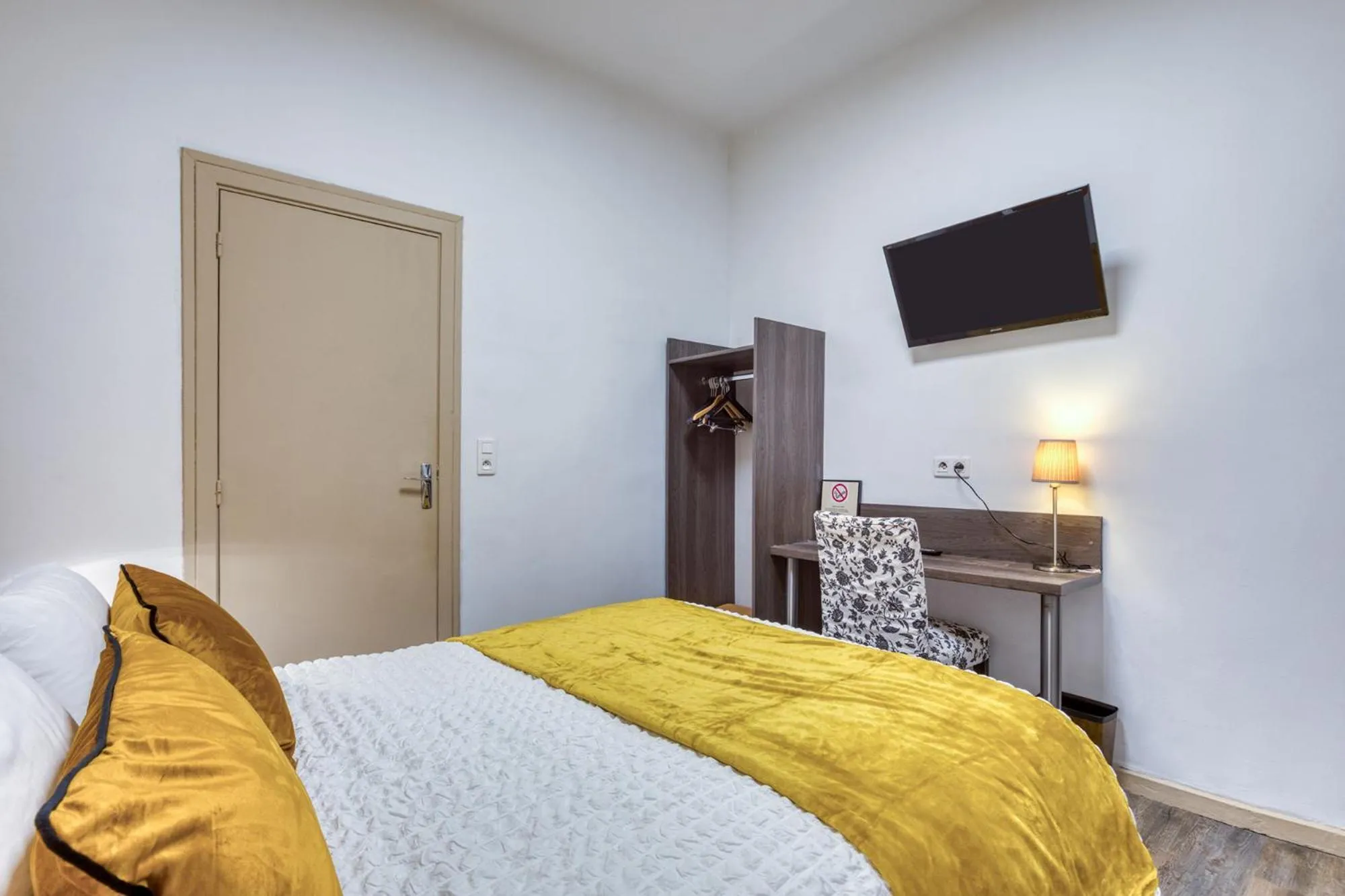 Bed in Hôtel Mistral Comédie Saint Roch