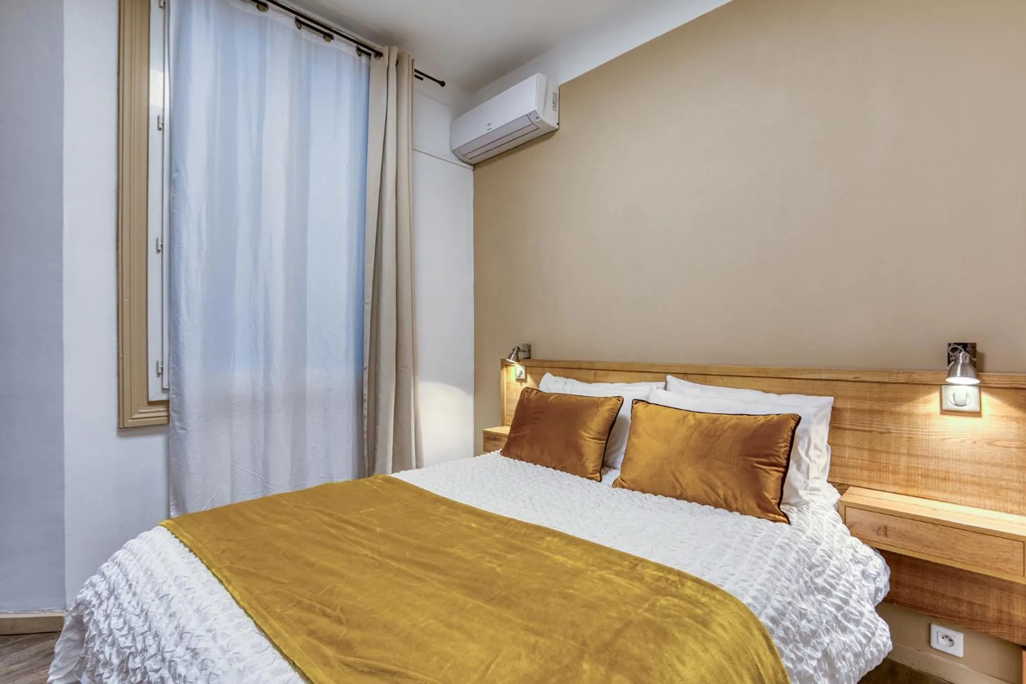 Photo of the whole room, Bed in Hôtel Mistral Comédie Saint Roch