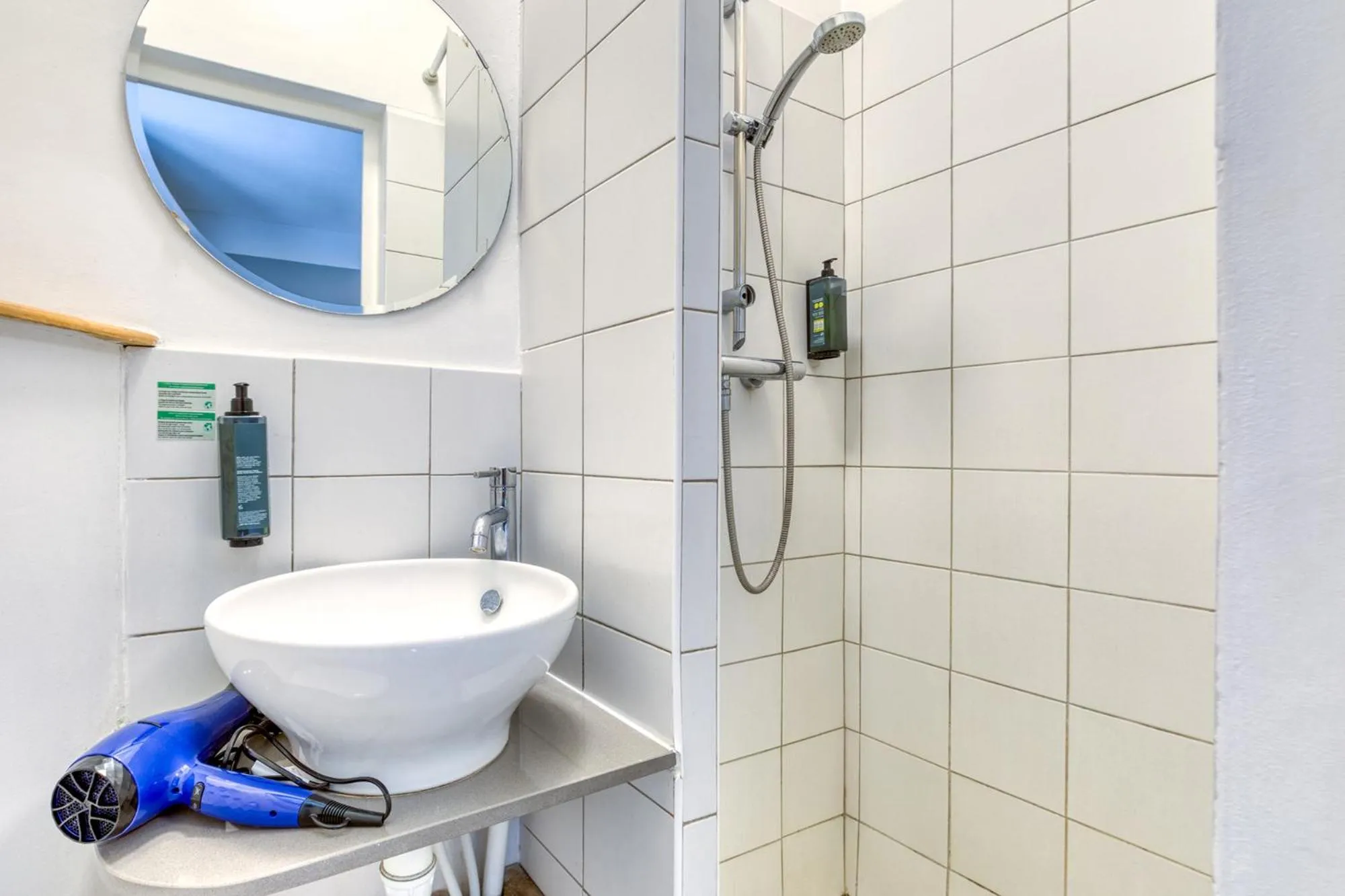 Shower in Hôtel Mistral Comédie Saint Roch