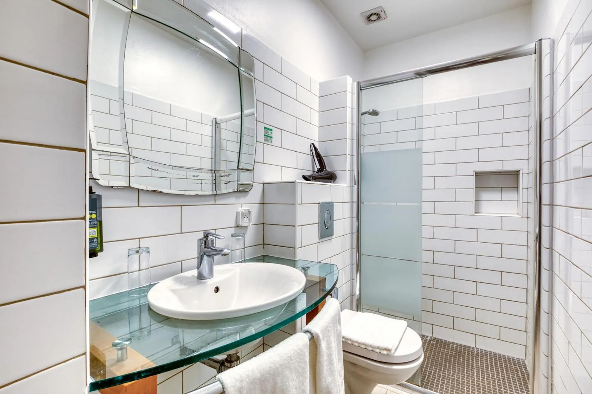 Shower in Hôtel Mistral Comédie Saint Roch