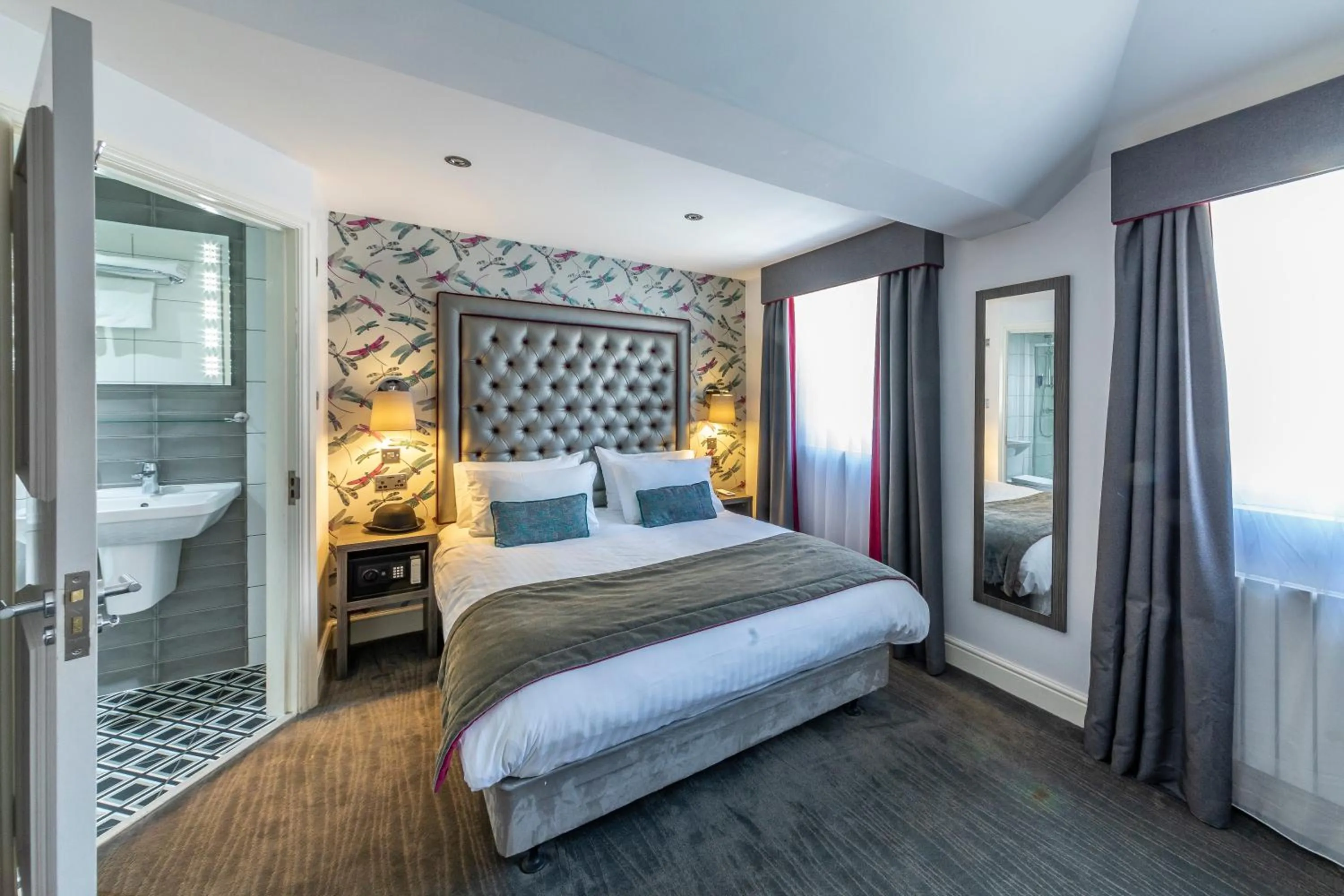 Bed in The Beverley Hotel London - Victoria