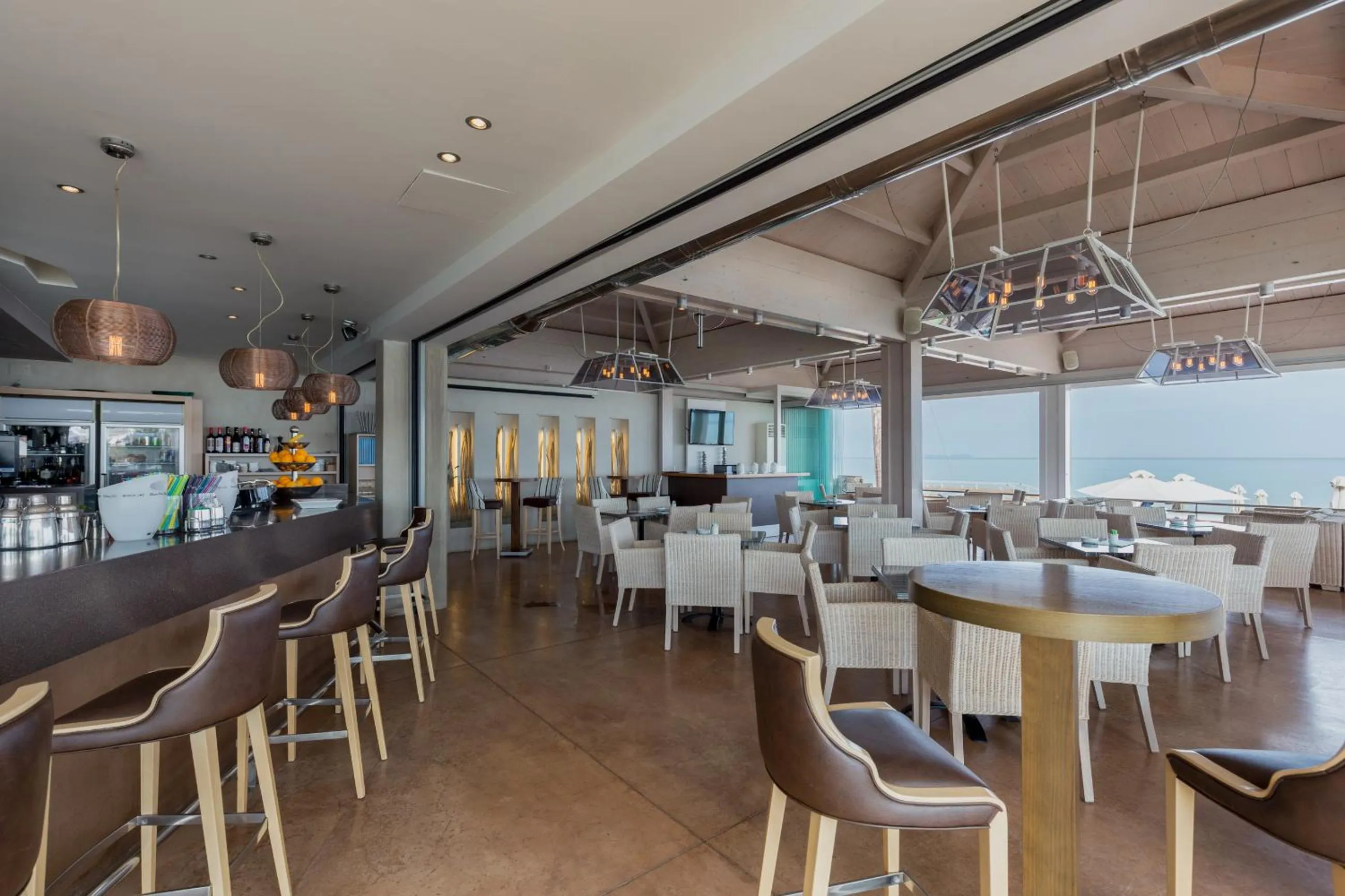 Restaurant/places to eat in Acharavi Beach Hotel