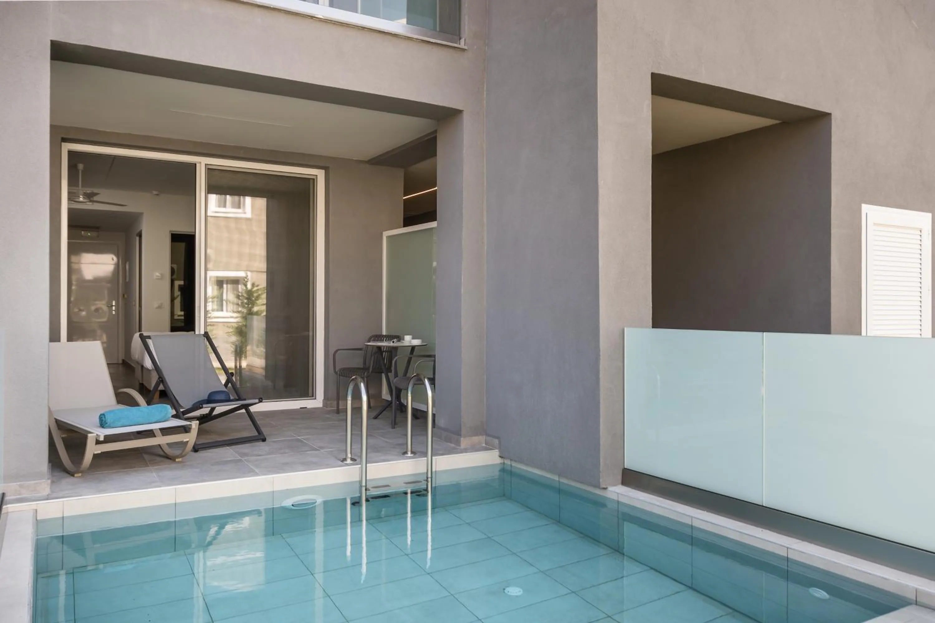 Swimming pool in Acharavi Beach Hotel