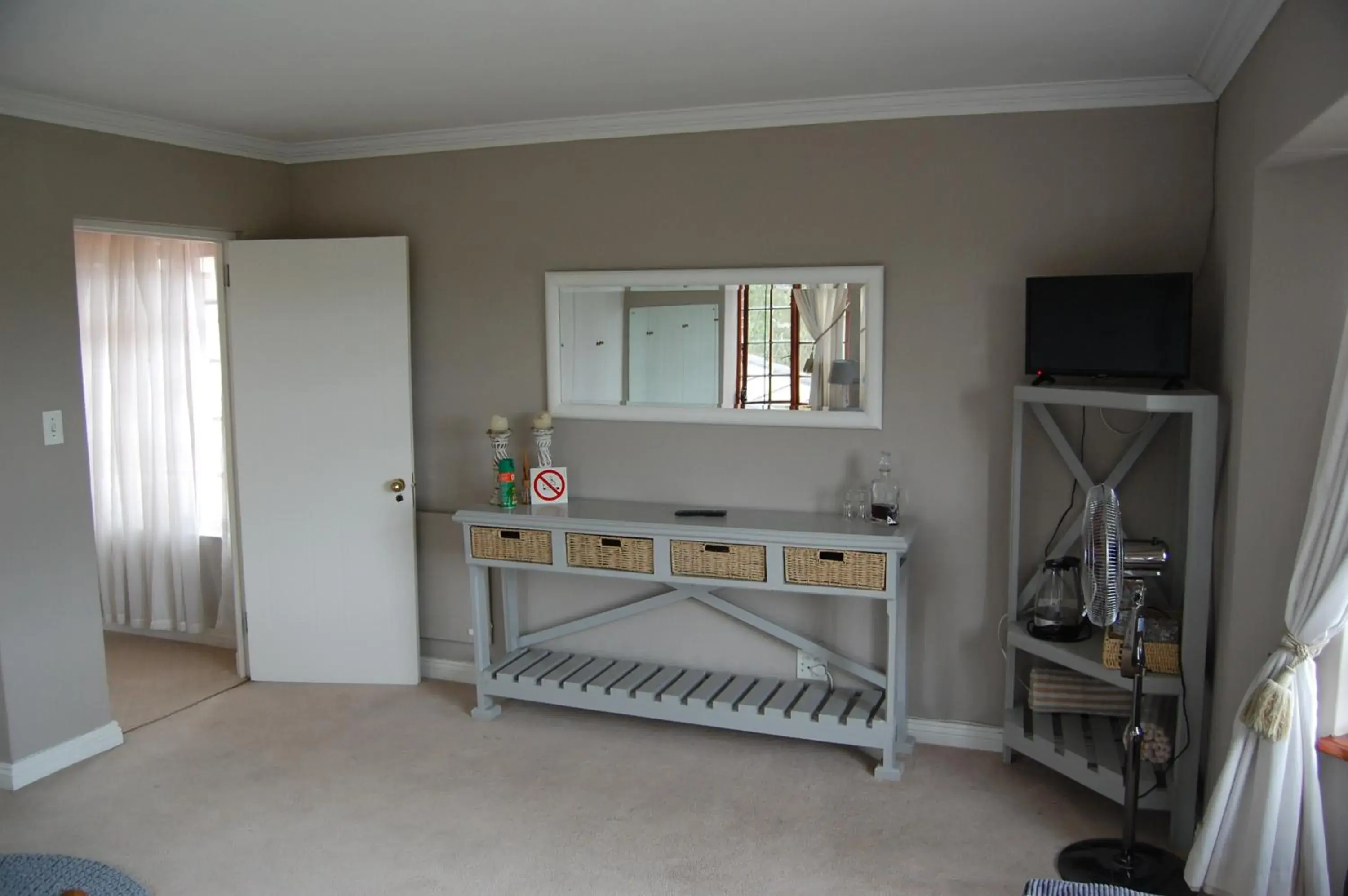 Deluxe Queen Room - single occupancy in Maple Manor Deluxe Queen Room - single occupancy in Maple Manor