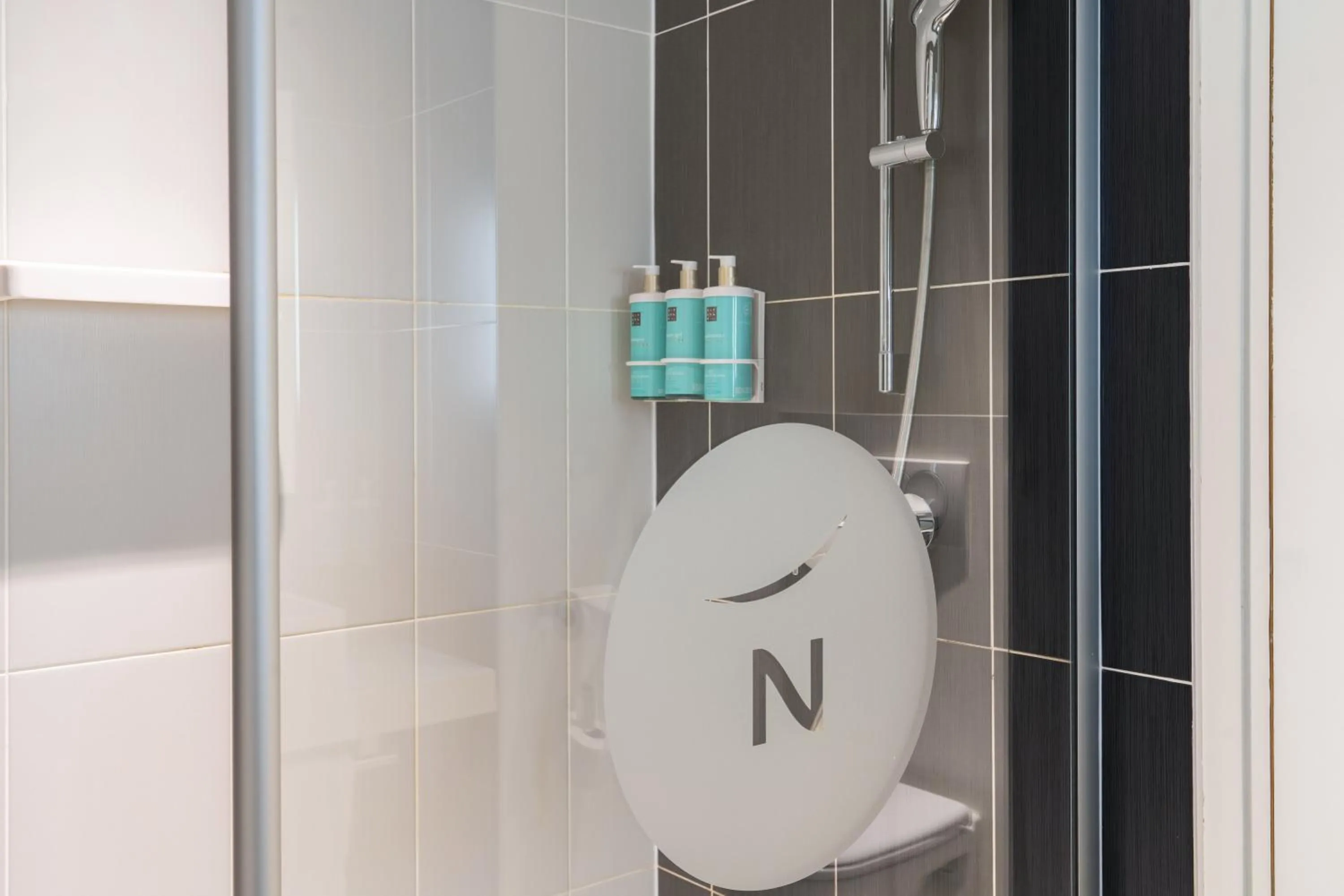 Shower in Novotel Suites Paris Expo Porte de Versailles