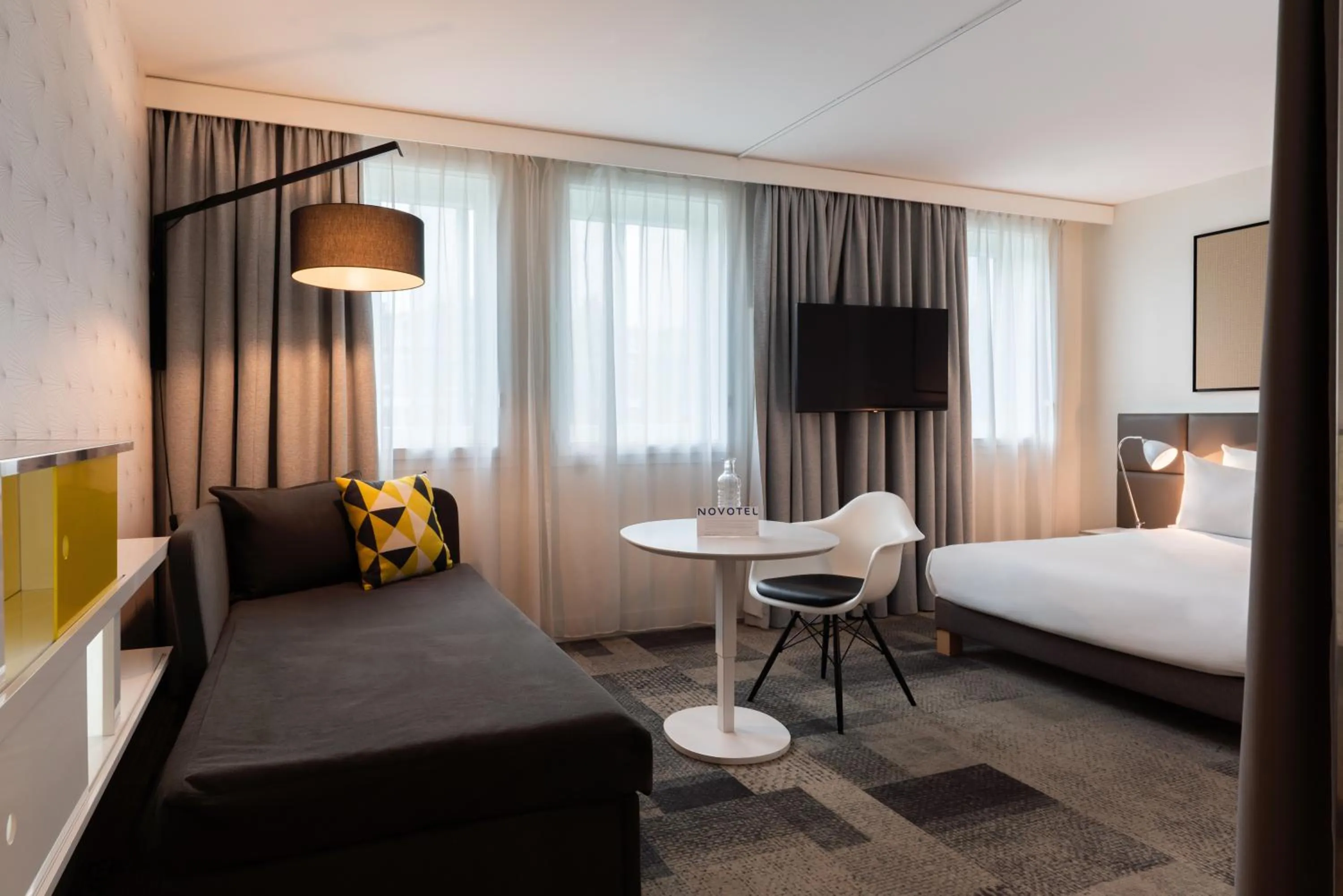 Bedroom, Bed in Novotel Suites Paris Expo Porte de Versailles