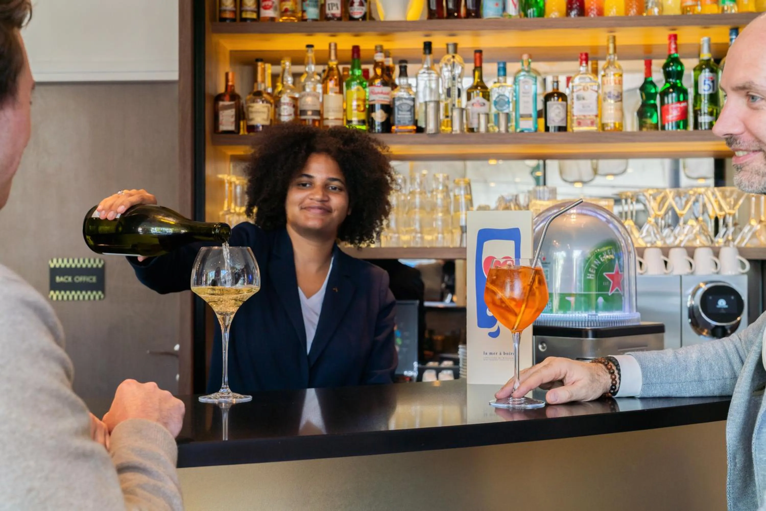 Lounge or bar in Novotel Suites Paris Expo Porte de Versailles