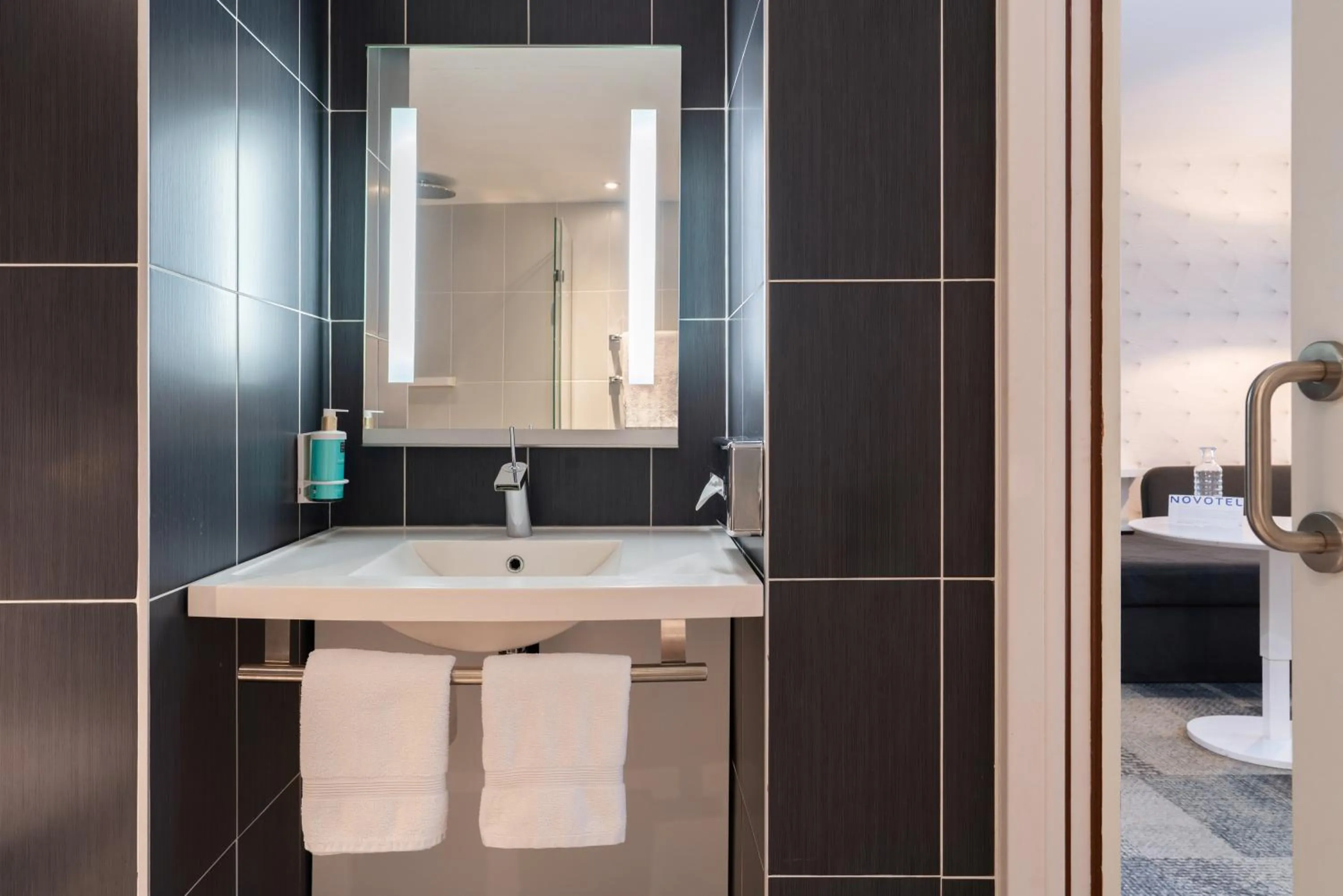 Shower in Novotel Suites Paris Expo Porte de Versailles