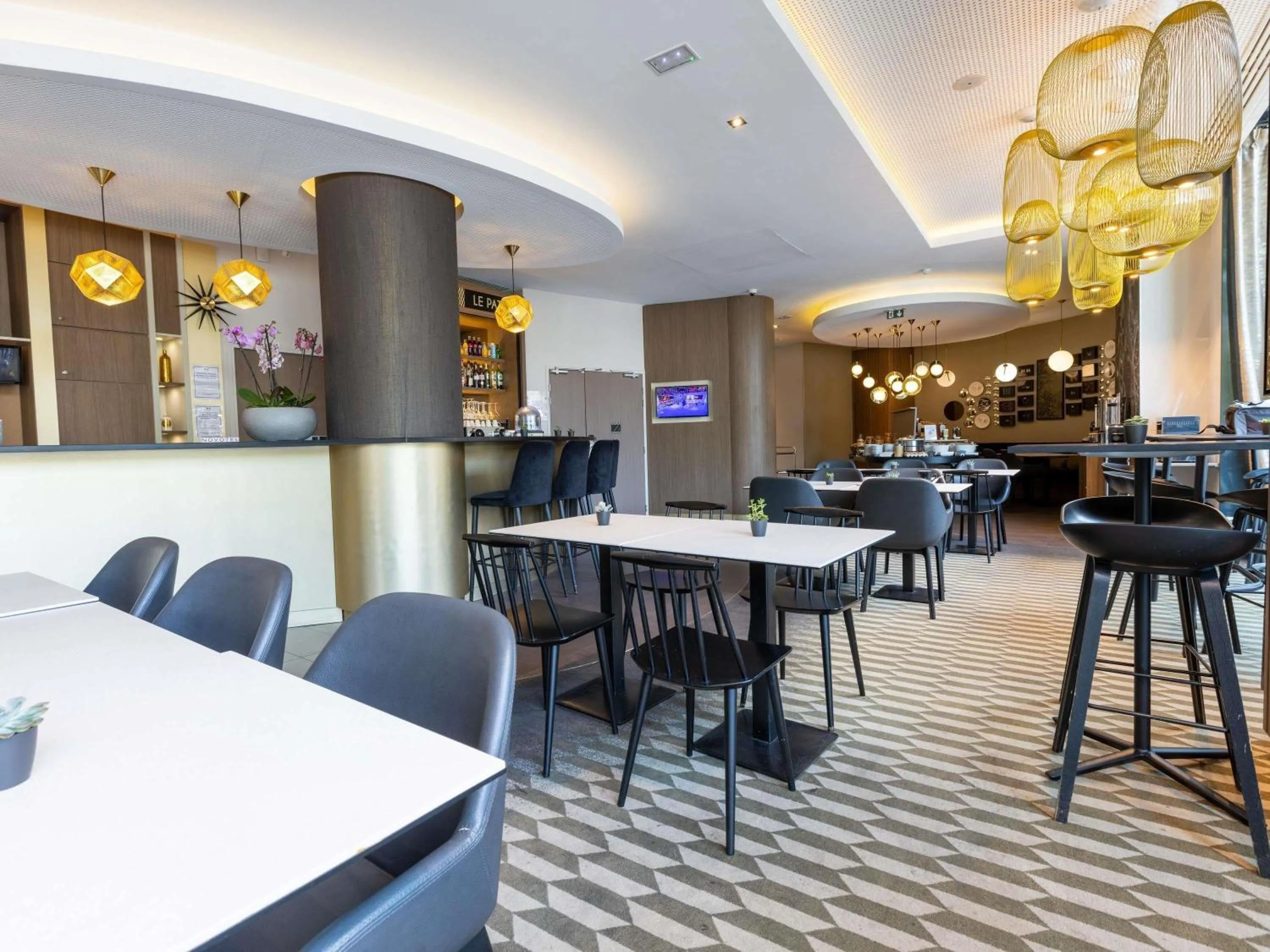 Lounge or bar in Novotel Suites Paris Expo Porte de Versailles