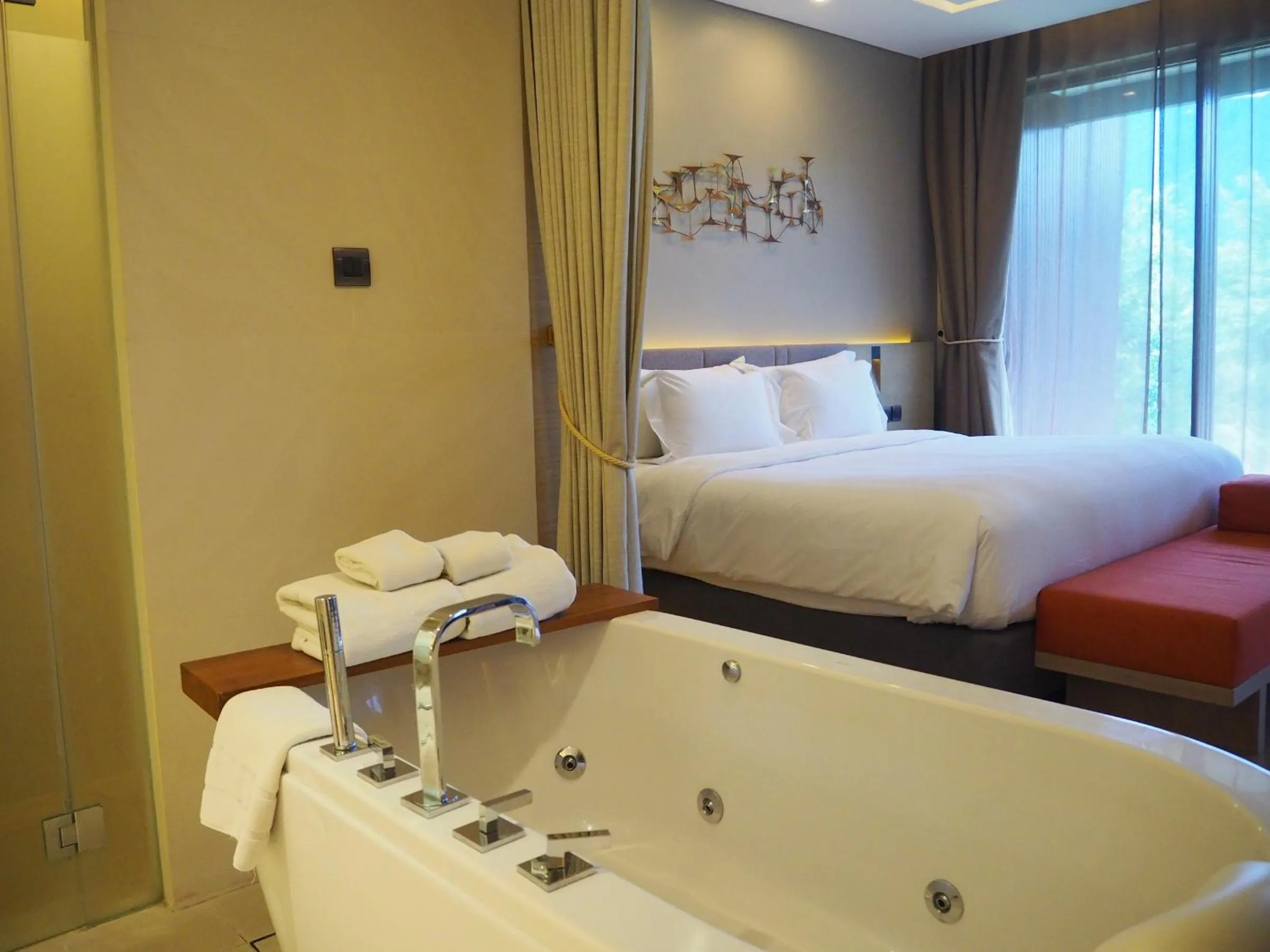 Bathroom, Bed in dusitD2 Khao Yai