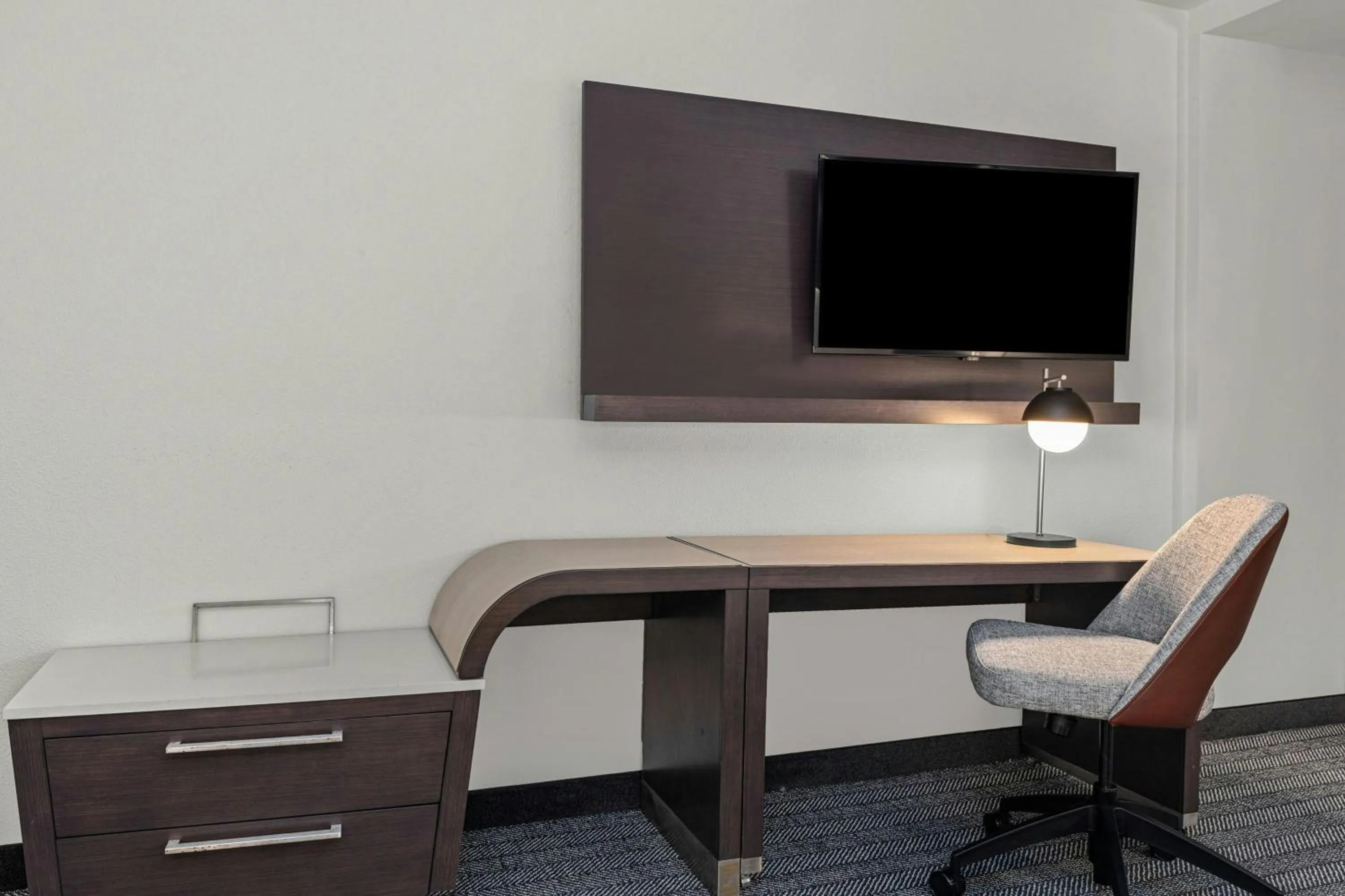 Photo of the whole room in Courtyard by Marriott Oxford