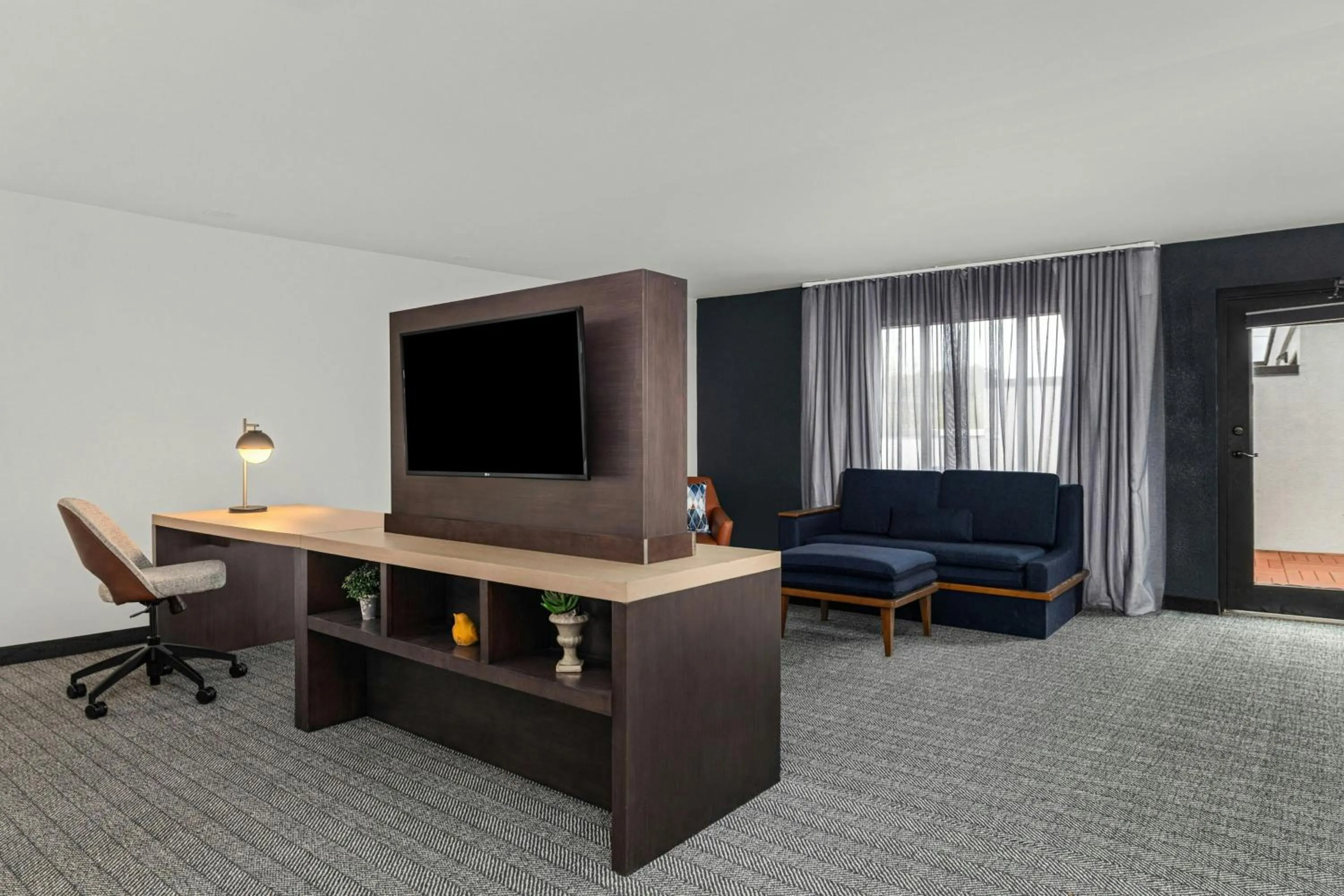 Photo of the whole room in Courtyard by Marriott Oxford