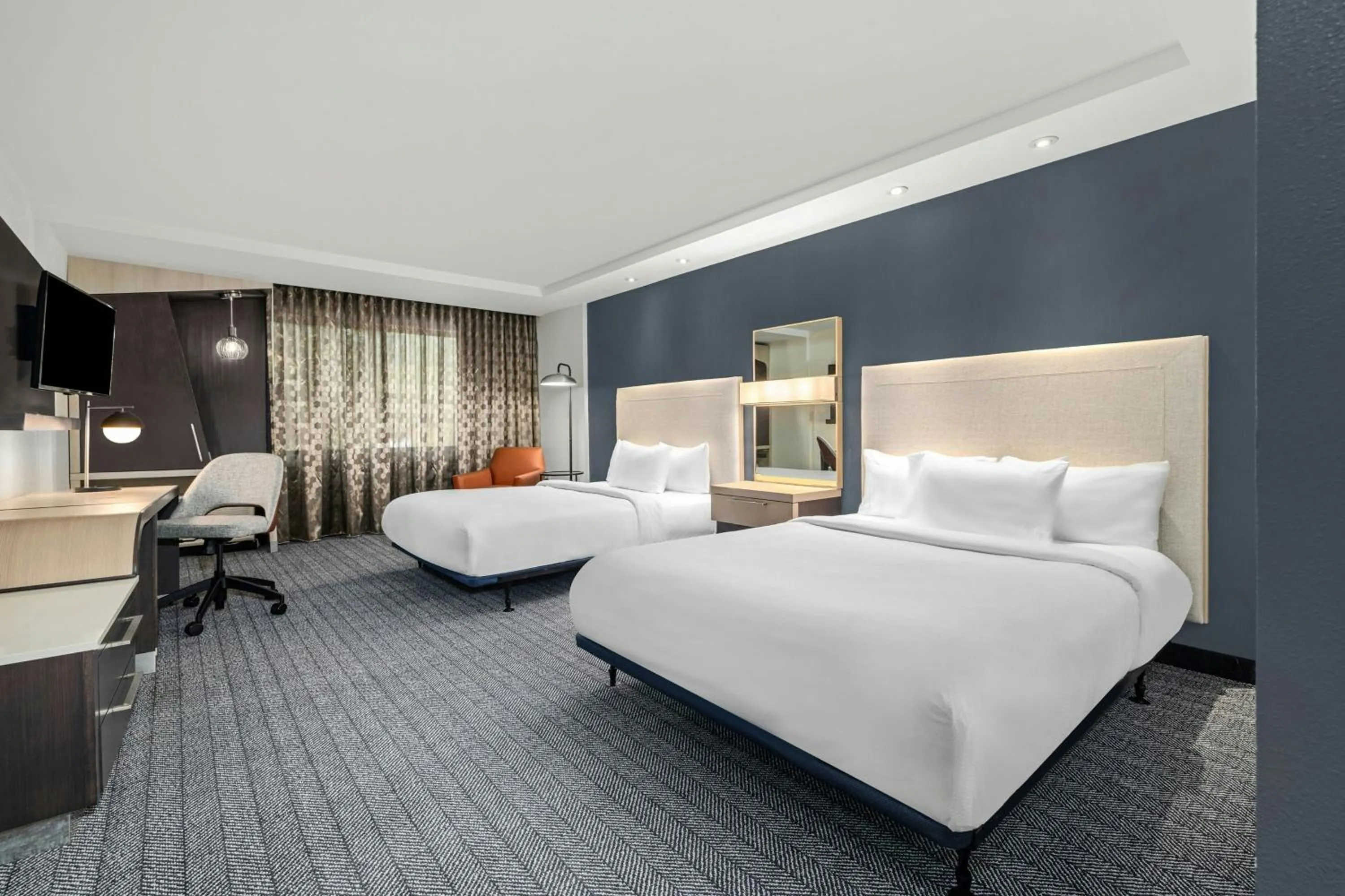 Photo of the whole room, Bed in Courtyard by Marriott Oxford