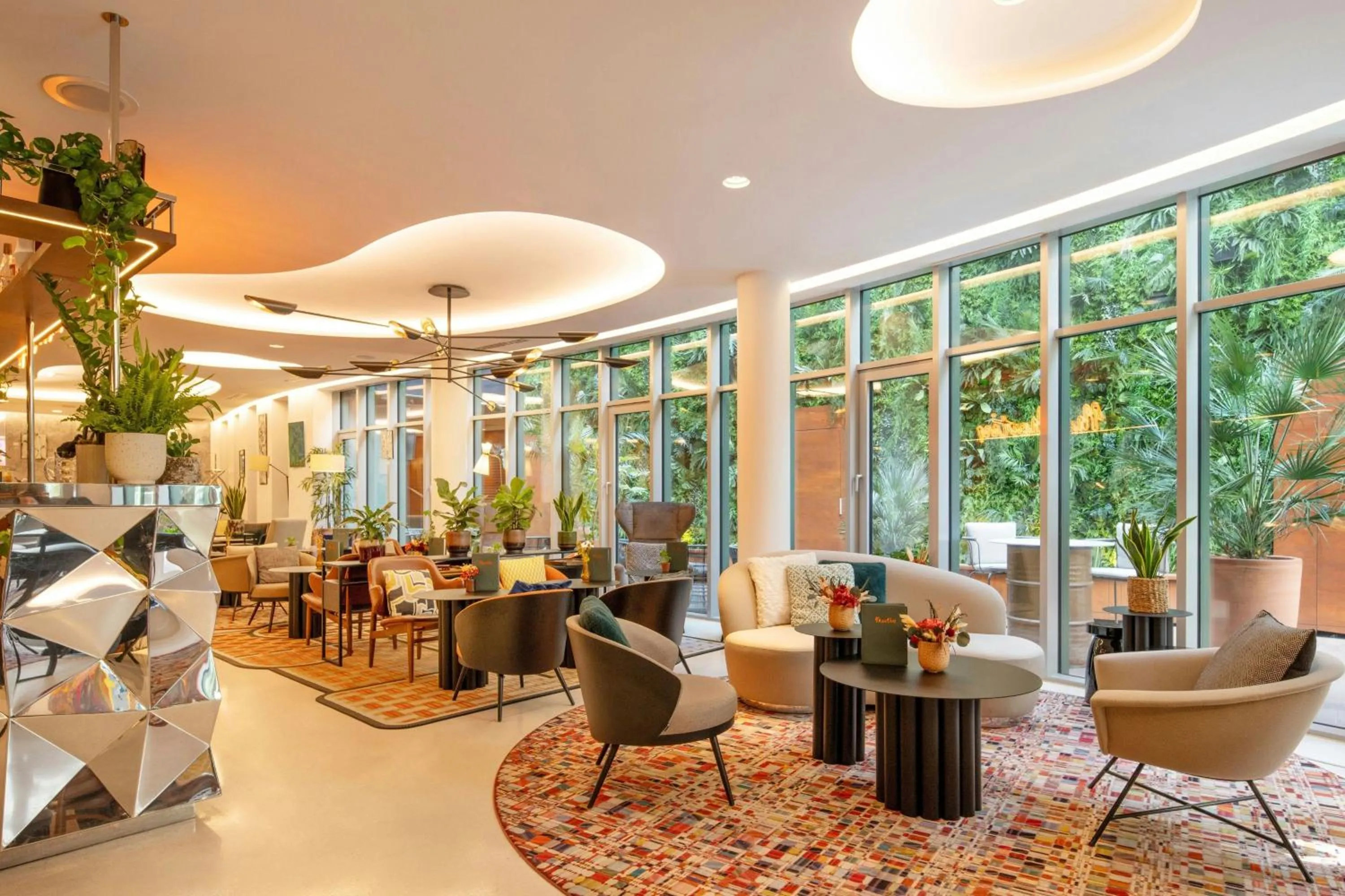 Lounge or bar in Renaissance Paris Republique Hotel & Spa