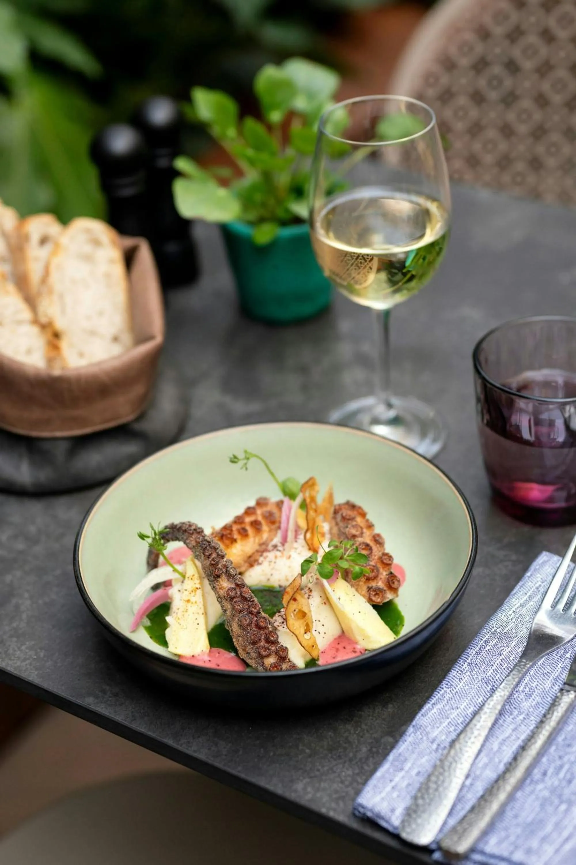 Restaurant/places to eat in Renaissance Paris Republique Hotel & Spa