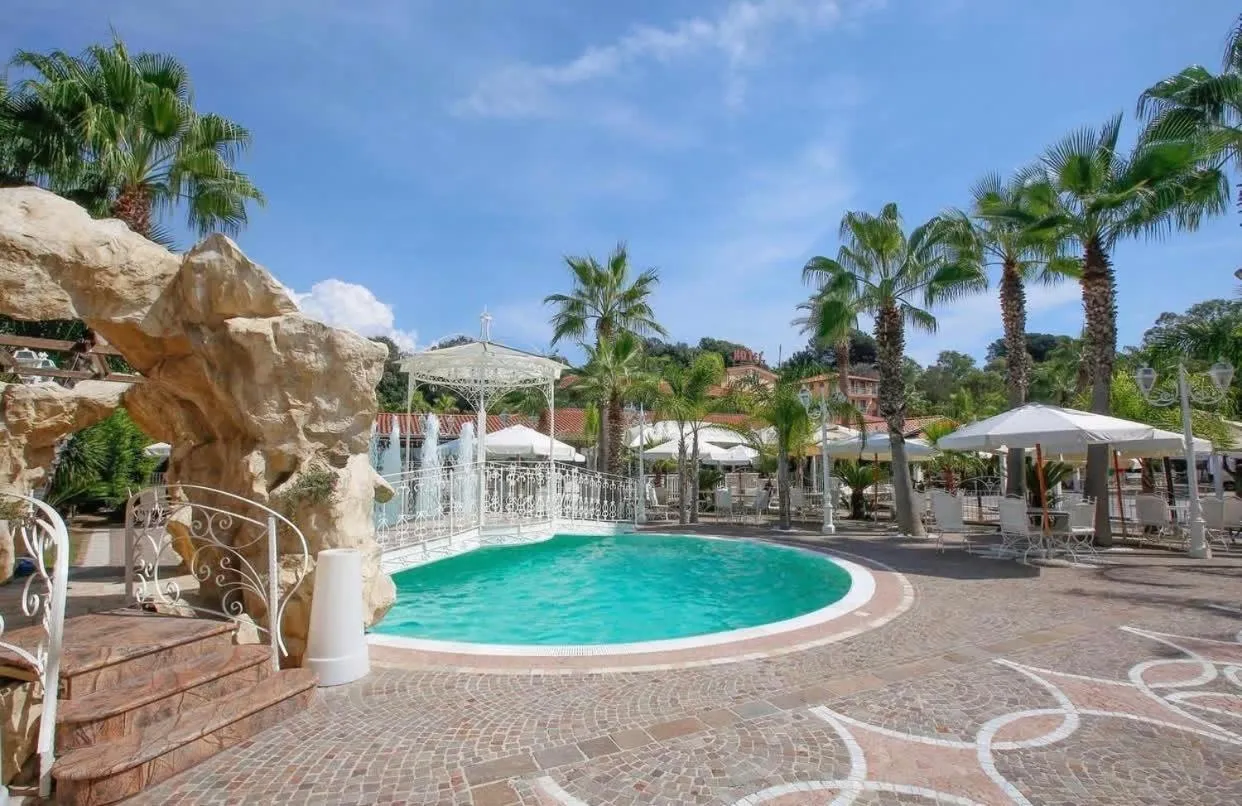 Swimming pool in Hotel Happy Days