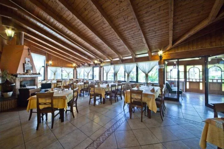 Restaurant/places to eat in Hotel Happy Days