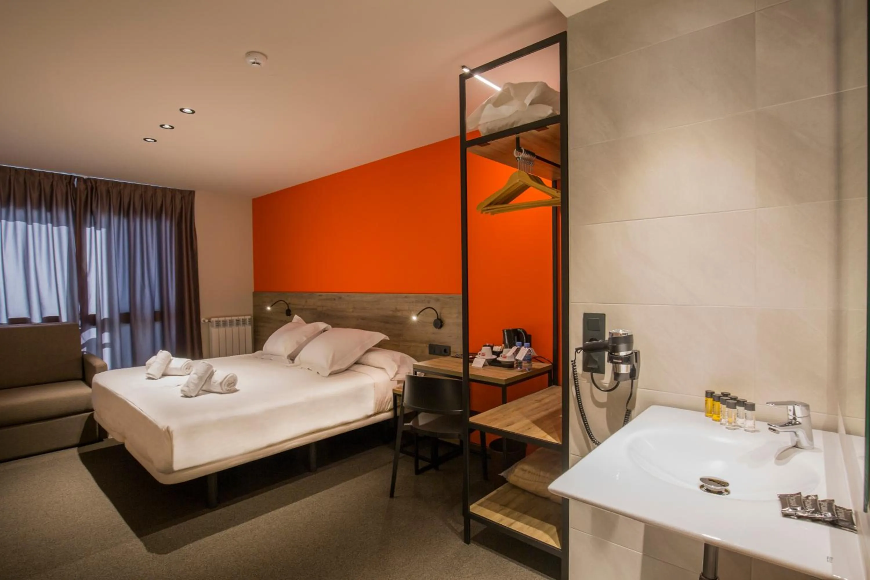 Photo of the whole room, Bed in Pic Maià Mountain Hotel