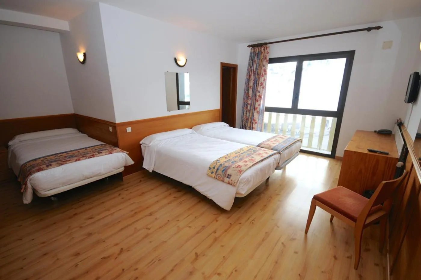 Photo of the whole room, Bed in Pic Maià Mountain Hotel
