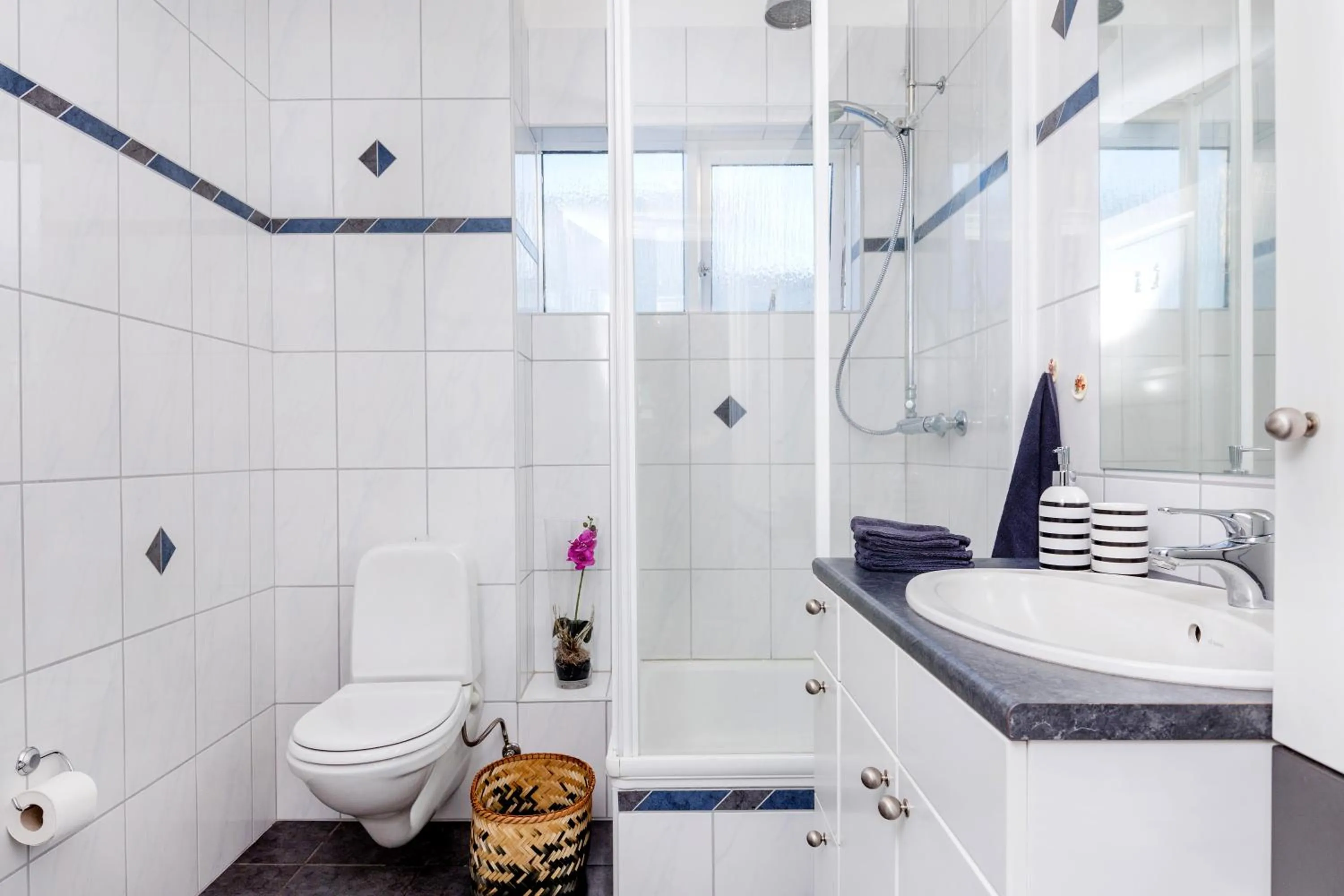 Shower in Freyja Guesthouse & Suites