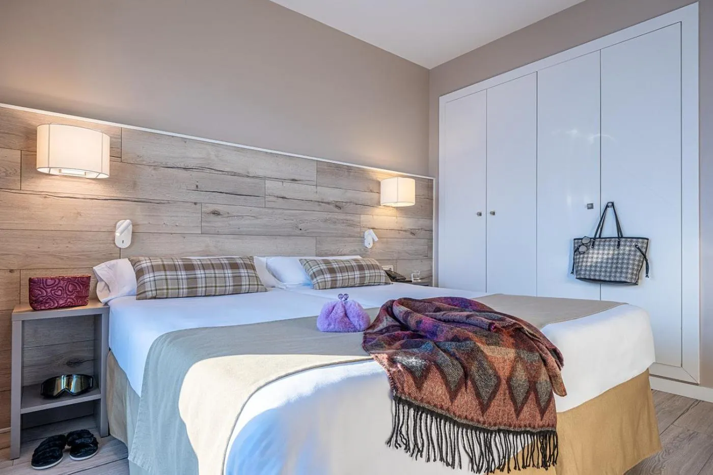 Photo of the whole room, Bed in Hotel Caribou