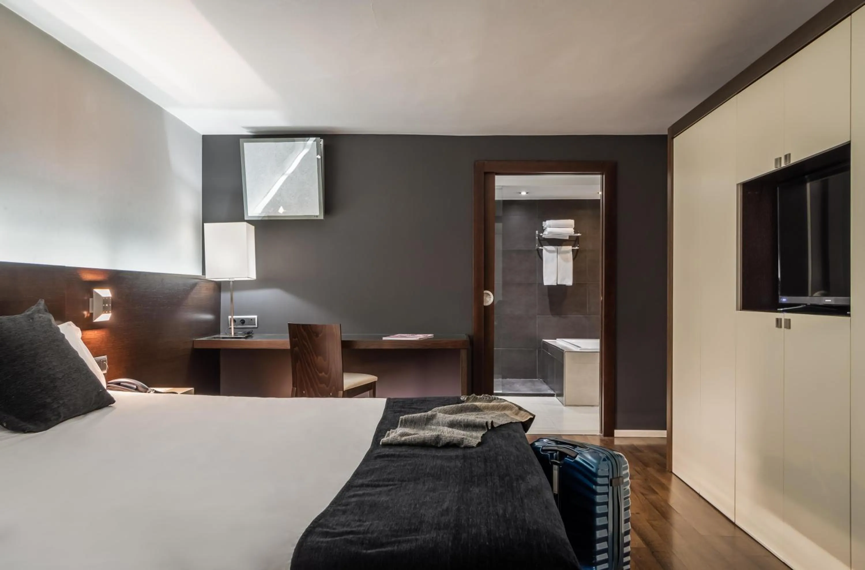 Photo of the whole room, Bed in ALEGRIA President